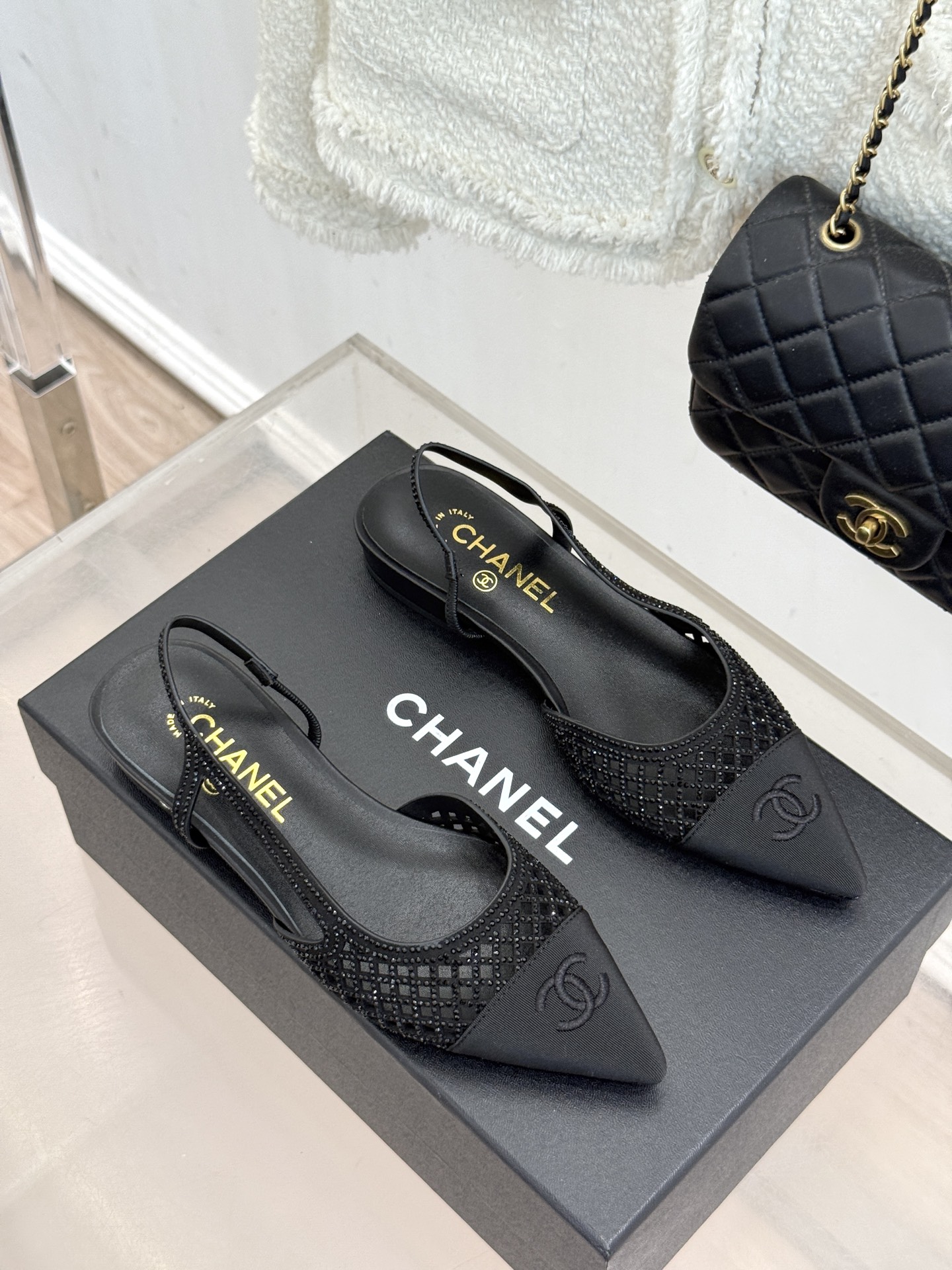 CHANE*|小香26B新品双C水钻 镂空拼接尖头后空粗跟凉鞋 双C水钻熠熠生辉 镂空拼接尽显设计巧思 尖头利落显脚瘦 CHANE*|小香26B新品双C水钻 镂空拼接尖头后空粗跟凉鞋 双C水钻熠熠生辉 镂空拼接尽显设计巧思 尖头利落显脚瘦