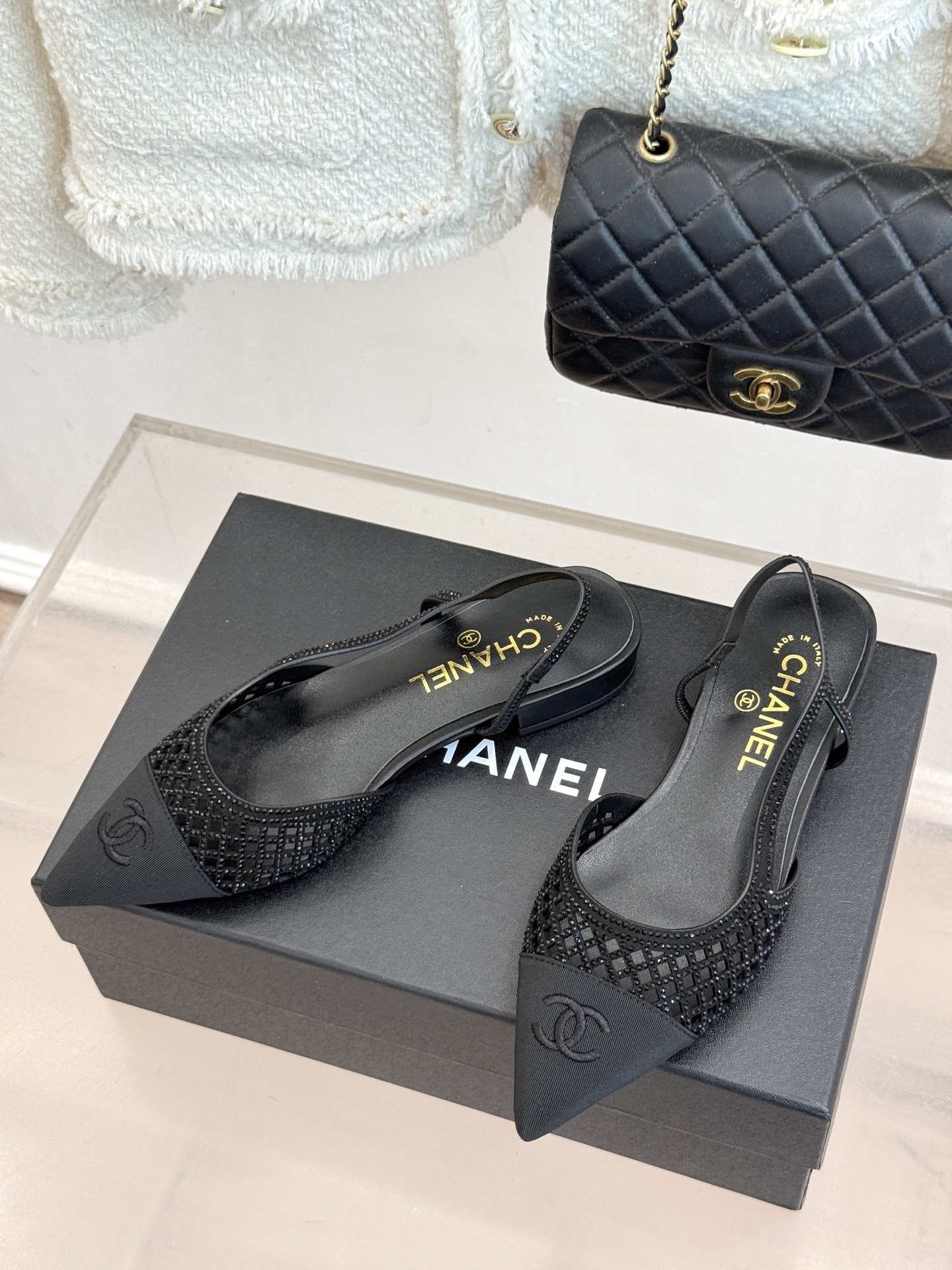 CHANE*|小香26B新品双C水钻 镂空拼接尖头后空粗跟凉鞋 双C水钻熠熠生辉 镂空拼接尽显设计巧思 尖头利落显脚瘦 CHANE*|小香26B新品双C水钻 镂空拼接尖头后空粗跟凉鞋 双C水钻熠熠生辉 镂空拼接尽显设计巧思 尖头利落显脚瘦