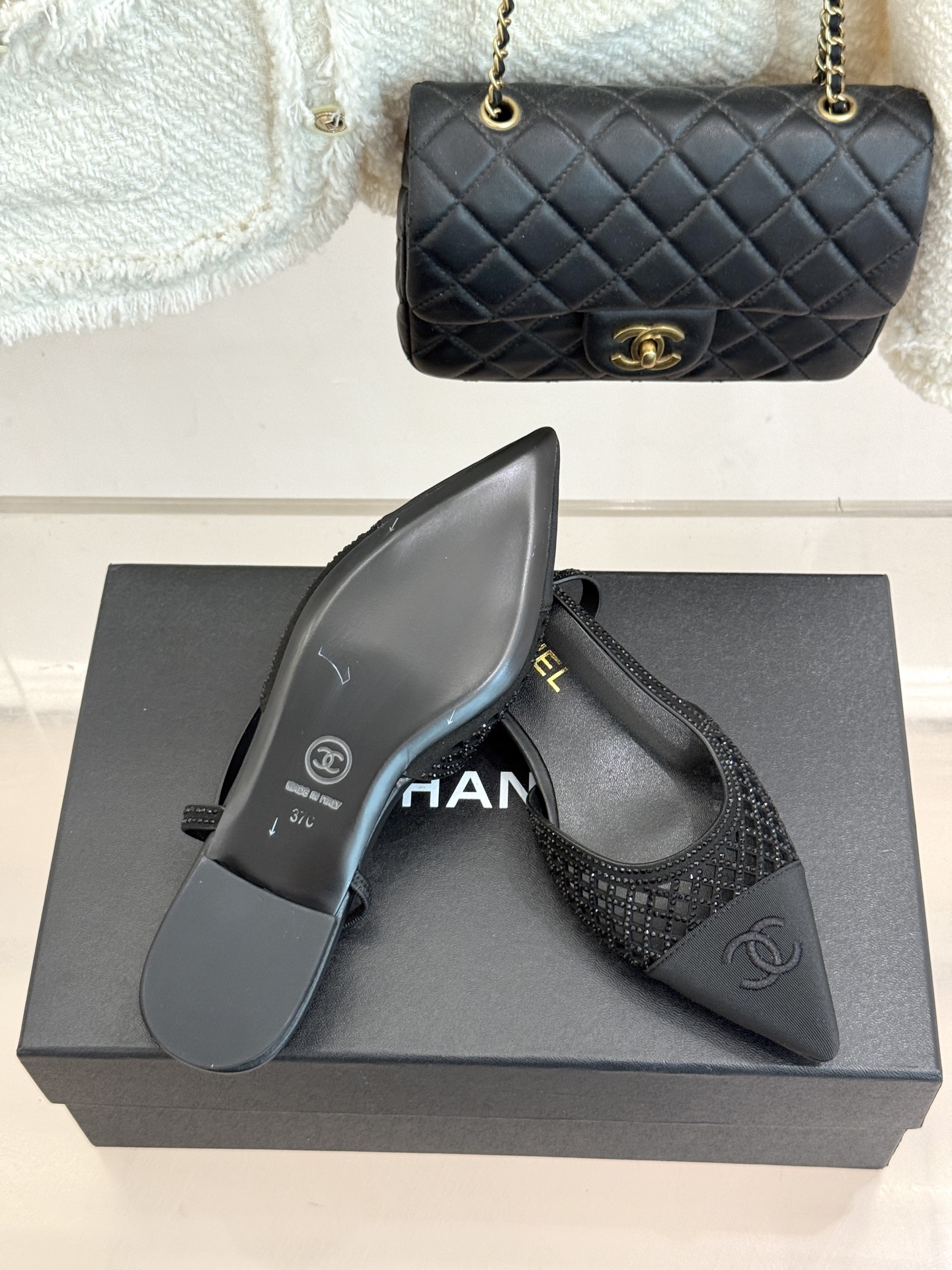 CHANE*|小香26B新品双C水钻 镂空拼接尖头后空粗跟凉鞋 双C水钻熠熠生辉 镂空拼接尽显设计巧思 尖头利落显脚瘦 CHANE*|小香26B新品双C水钻 镂空拼接尖头后空粗跟凉鞋 双C水钻熠熠生辉 镂空拼接尽显设计巧思 尖头利落显脚瘦