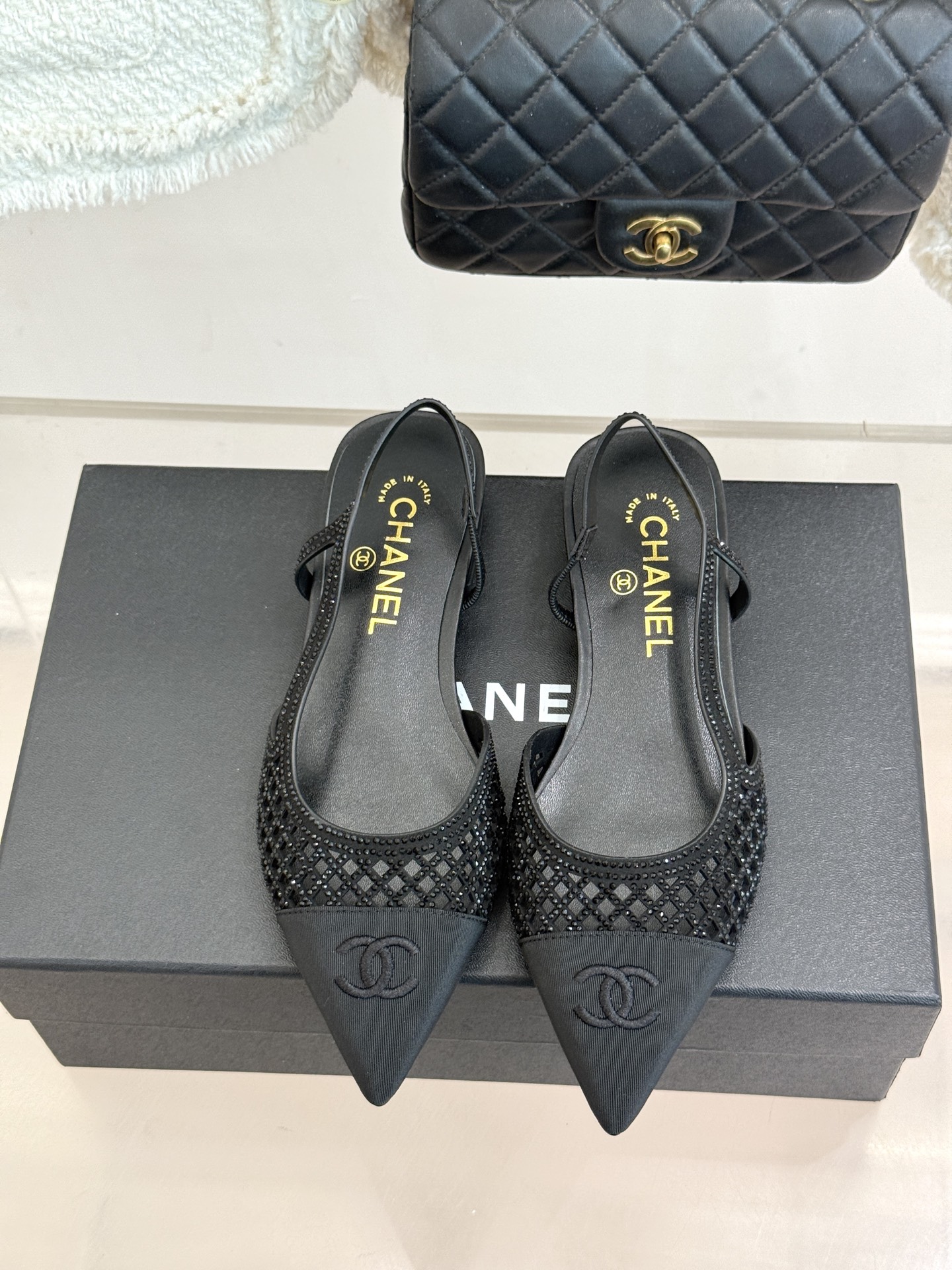 CHANE*|小香26B新品双C水钻 镂空拼接尖头后空粗跟凉鞋 双C水钻熠熠生辉 镂空拼接尽显设计巧思 尖头利落显脚瘦 CHANE*|小香26B新品双C水钻 镂空拼接尖头后空粗跟凉鞋 双C水钻熠熠生辉 镂空拼接尽显设计巧思 尖头利落显脚瘦