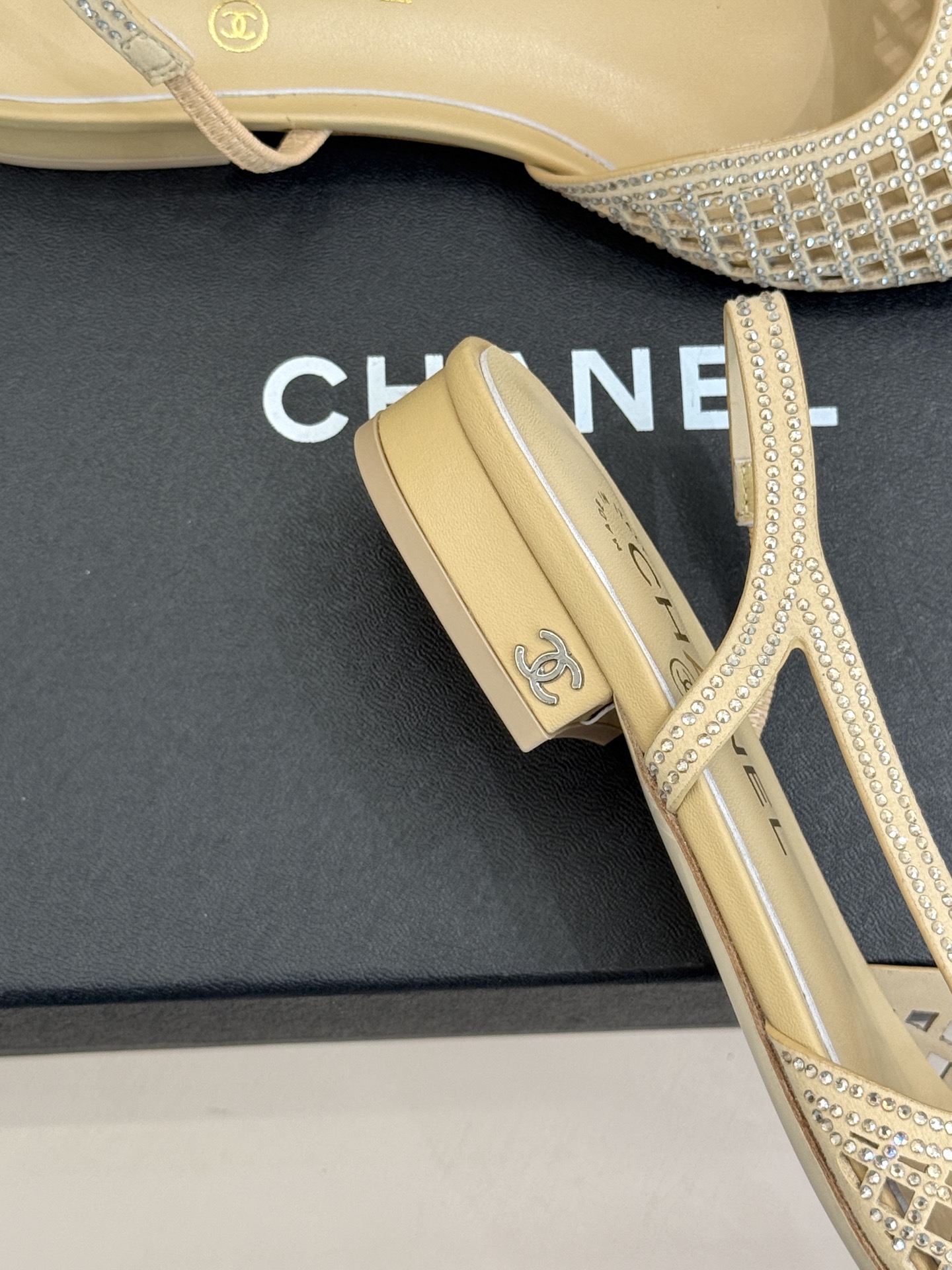 CHANE*|小香26B新品双C水钻 镂空拼接尖头后空粗跟凉鞋 双C水钻熠熠生辉 镂空拼接尽显设计巧思 尖头利落显脚瘦 CHANE*|小香26B新品双C水钻 镂空拼接尖头后空粗跟凉鞋 双C水钻熠熠生辉 镂空拼接尽显设计巧思 尖头利落显脚瘦