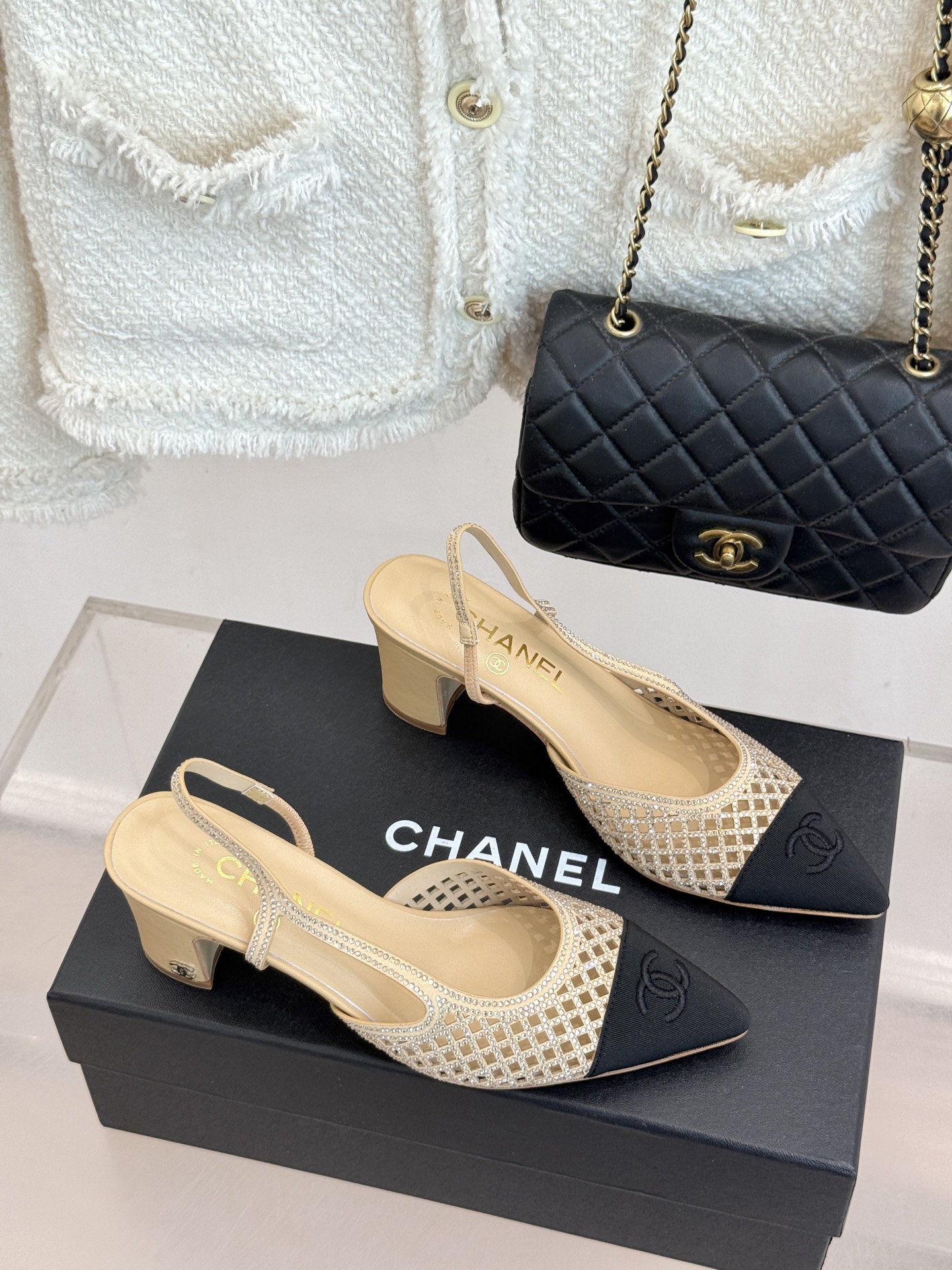 CHANE*|小香26B新品双C水钻 镂空拼接尖头后空粗跟凉鞋 双C水钻熠熠生辉 镂空拼接尽显设计巧思 尖头利落显脚瘦 CHANE*|小香26B新品双C水钻 镂空拼接尖头后空粗跟凉鞋 双C水钻熠熠生辉 镂空拼接尽显设计巧思 尖头利落显脚瘦