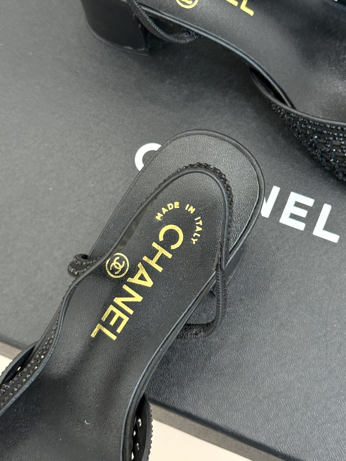 CHANE*|小香26B新品双C水钻 镂空拼接尖头后空粗跟凉鞋 双C水钻熠熠生辉 镂空拼接尽显设计巧思 尖头利落显脚瘦 CHANE*|小香26B新品双C水钻 镂空拼接尖头后空粗跟凉鞋 双C水钻熠熠生辉 镂空拼接尽显设计巧思 尖头利落显脚瘦