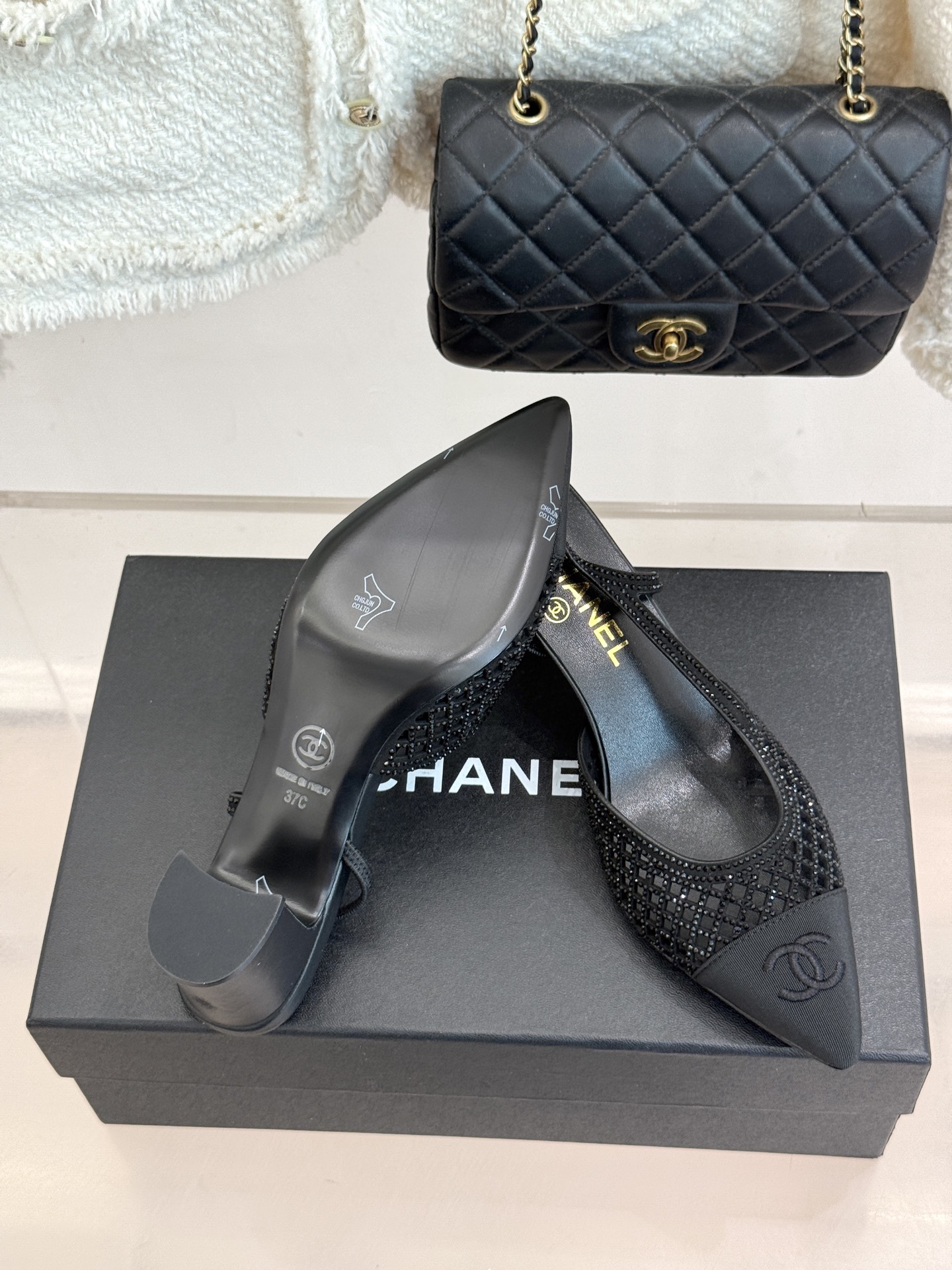 CHANE*|小香26B新品双C水钻 镂空拼接尖头后空粗跟凉鞋 双C水钻熠熠生辉 镂空拼接尽显设计巧思 尖头利落显脚瘦 CHANE*|小香26B新品双C水钻 镂空拼接尖头后空粗跟凉鞋 双C水钻熠熠生辉 镂空拼接尽显设计巧思 尖头利落显脚瘦