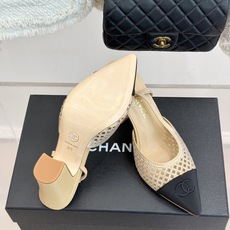 CHANE*|小香26B新品双C水钻 镂空拼接尖头后空粗跟凉鞋 双C水钻熠熠生辉 镂空拼接尽显设计巧思 尖头利落显脚瘦 CHANE*|小香26B新品双C水钻 镂空拼接尖头后空粗跟凉鞋 双C水钻熠熠生辉 镂空拼接尽显设计巧思 尖头利落显脚瘦