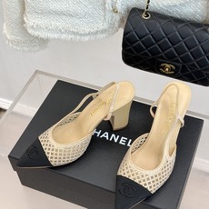 CHANE*|小香26B新品双C水钻 镂空拼接尖头后空粗跟凉鞋 双C水钻熠熠生辉 镂空拼接尽显设计巧思 尖头利落显脚瘦 CHANE*|小香26B新品双C水钻 镂空拼接尖头后空粗跟凉鞋 双C水钻熠熠生辉 镂空拼接尽显设计巧思 尖头利落显脚瘦