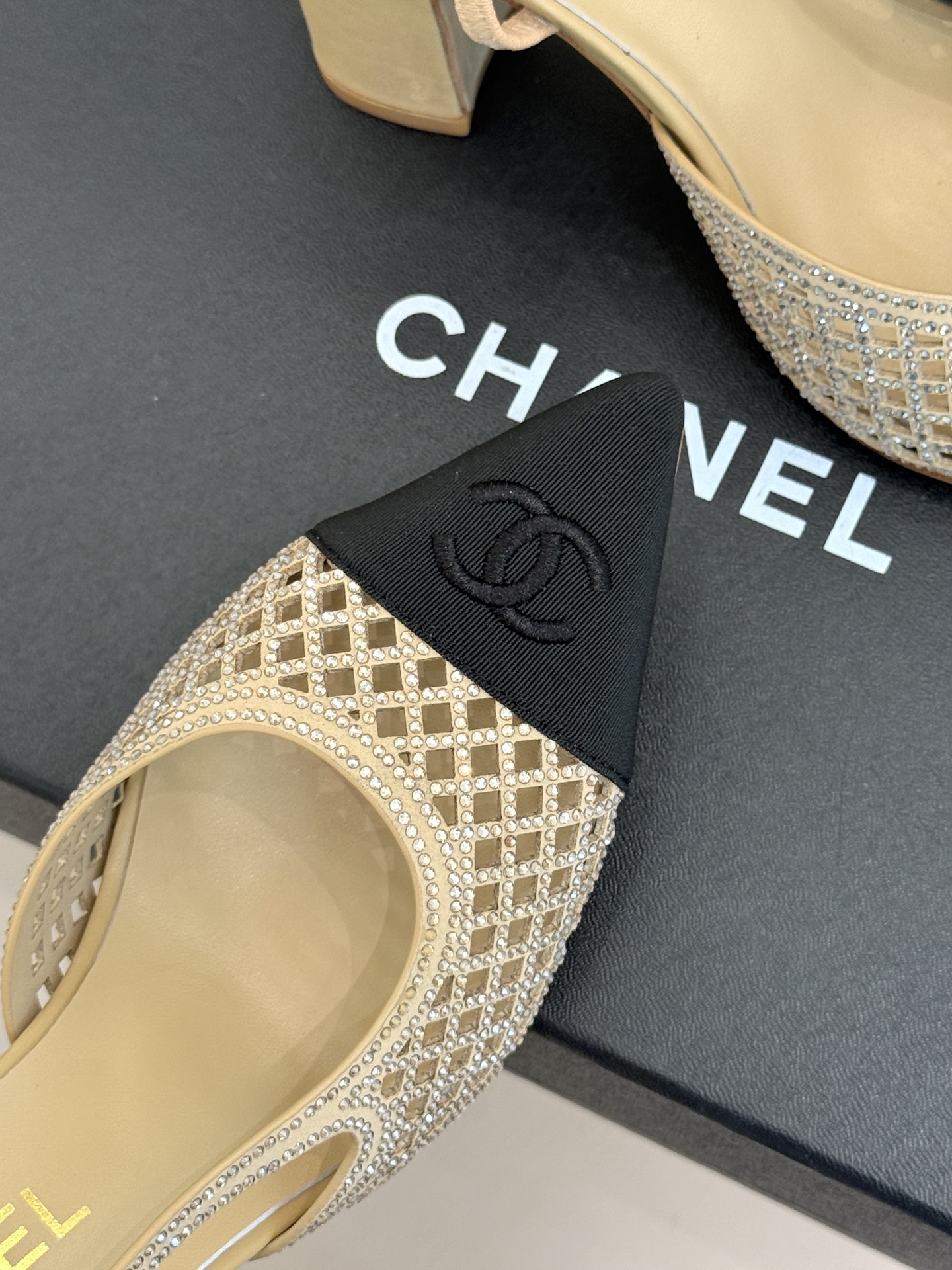 CHANE*|小香26B新品双C水钻 镂空拼接尖头后空粗跟凉鞋 双C水钻熠熠生辉 镂空拼接尽显设计巧思 尖头利落显脚瘦 CHANE*|小香26B新品双C水钻 镂空拼接尖头后空粗跟凉鞋 双C水钻熠熠生辉 镂空拼接尽显设计巧思 尖头利落显脚瘦