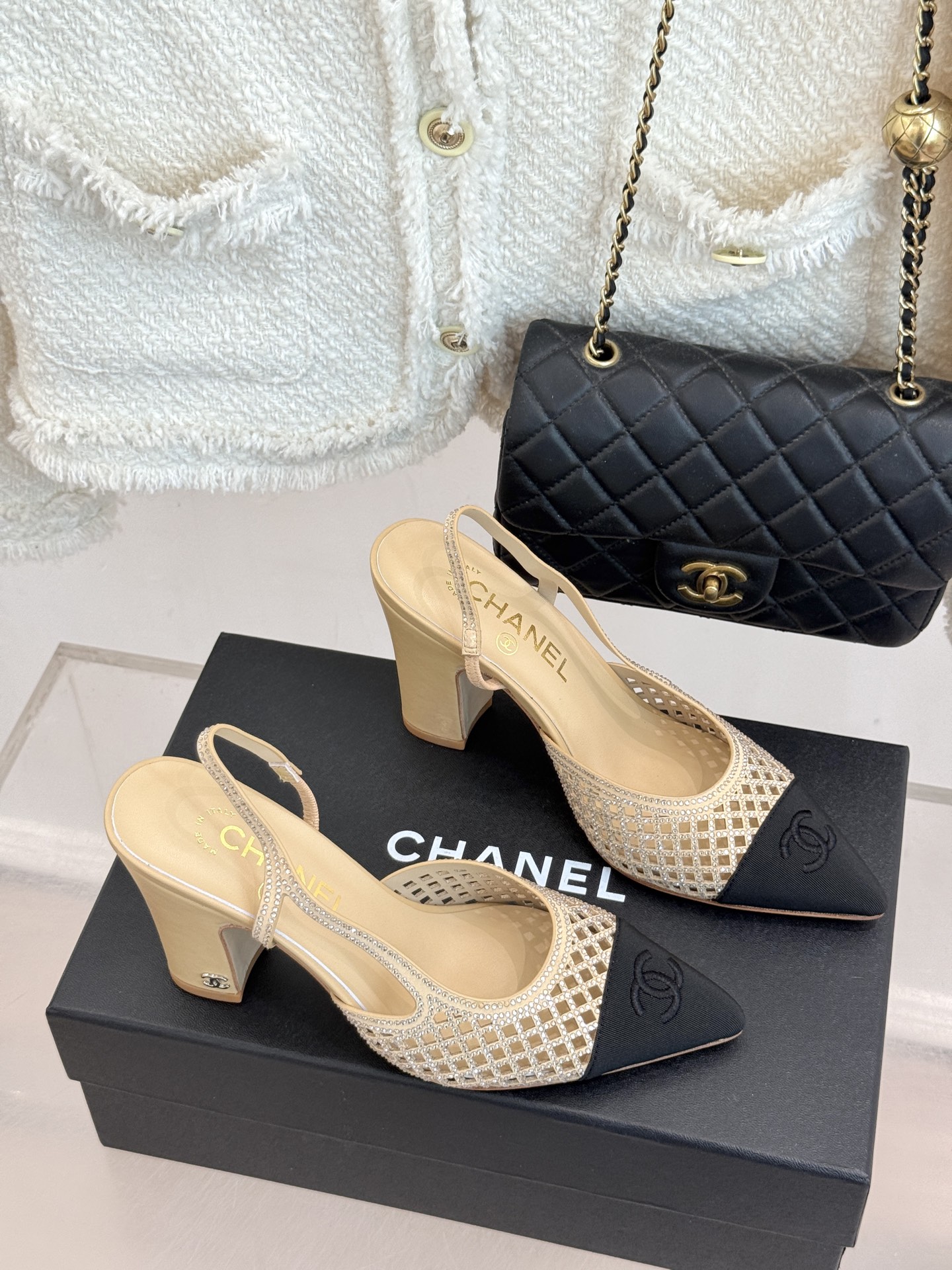 CHANE*|小香26B新品双C水钻 镂空拼接尖头后空粗跟凉鞋 双C水钻熠熠生辉 镂空拼接尽显设计巧思 尖头利落显脚瘦 CHANE*|小香26B新品双C水钻 镂空拼接尖头后空粗跟凉鞋 双C水钻熠熠生辉 镂空拼接尽显设计巧思 尖头利落显脚瘦