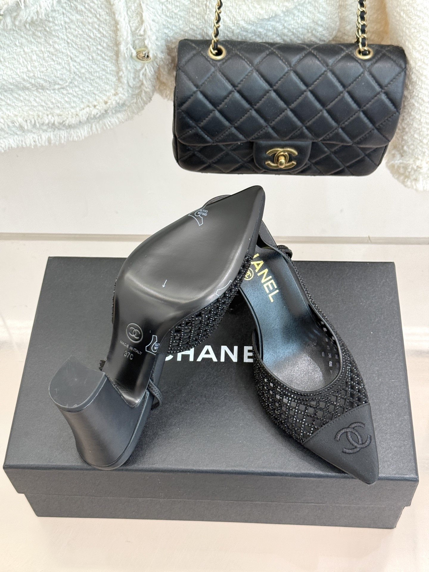 CHANE*｜小香26B新品双C水钻 镂空拼接尖头后空粗跟凉鞋 双C水钻熠熠生辉 镂空拼接尽显设计巧思 尖头利落显脚瘦 