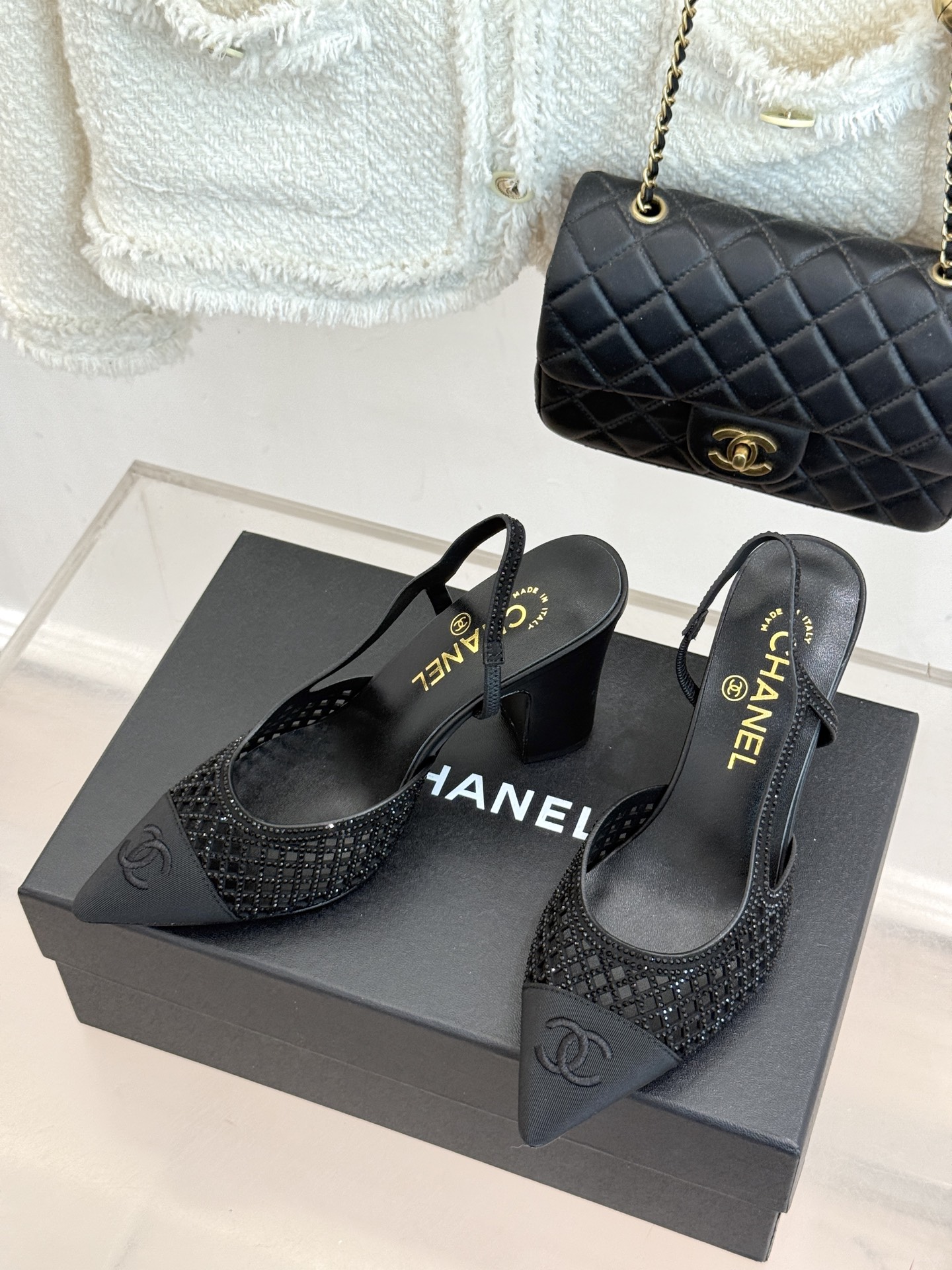 CHANE*｜小香26B新品双C水钻 镂空拼接尖头后空粗跟凉鞋 双C水钻熠熠生辉 镂空拼接尽显设计巧思 尖头利落显脚瘦 