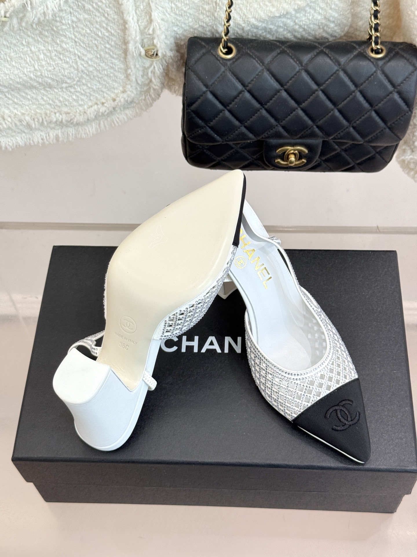 CHANE*|小香26B新品双C水钻 镂空拼接尖头后空粗跟凉鞋 双C水钻熠熠生辉 镂空拼接尽显设计巧思 尖头利落显脚瘦 CHANE*|小香26B新品双C水钻 镂空拼接尖头后空粗跟凉鞋 双C水钻熠熠生辉 镂空拼接尽显设计巧思 尖头利落显脚瘦