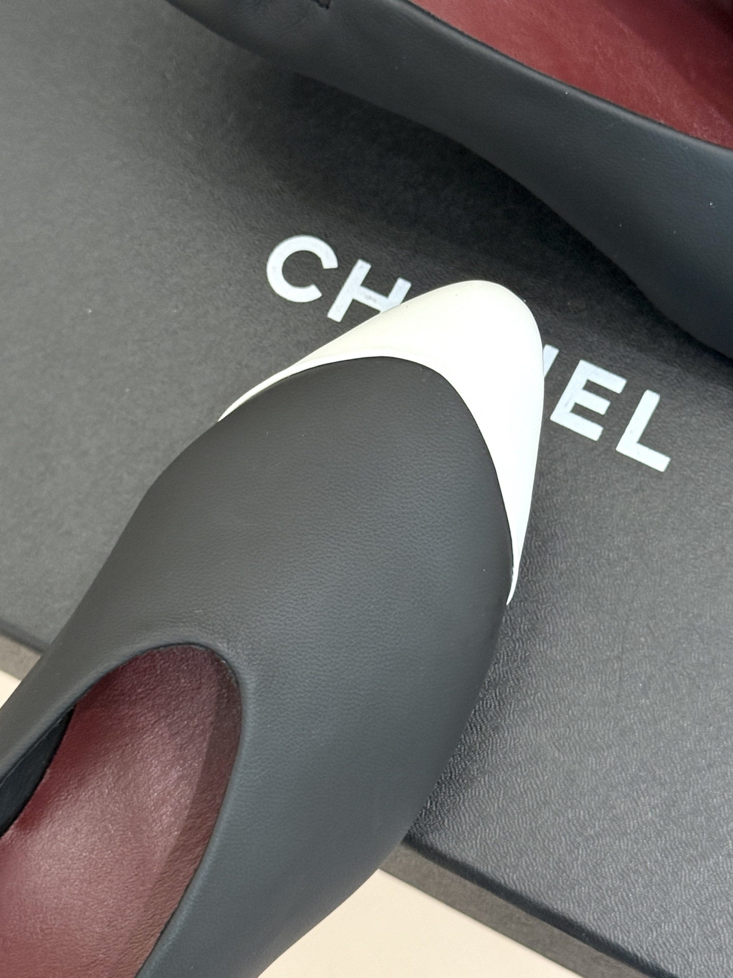 CHANE*|小香26C新品拼色 褶皱猫跟高跟鞋单鞋 拼色演绎法式柔雅感 褶皱肌理细腻柔和 双C标识暗嵌经典格调 小猫跟 CHANE*|小香26C新品拼色 褶皱猫跟高跟鞋单鞋 拼色演绎法式柔雅感 褶皱肌理细腻柔和 双C标识暗嵌经典格调 小猫跟
