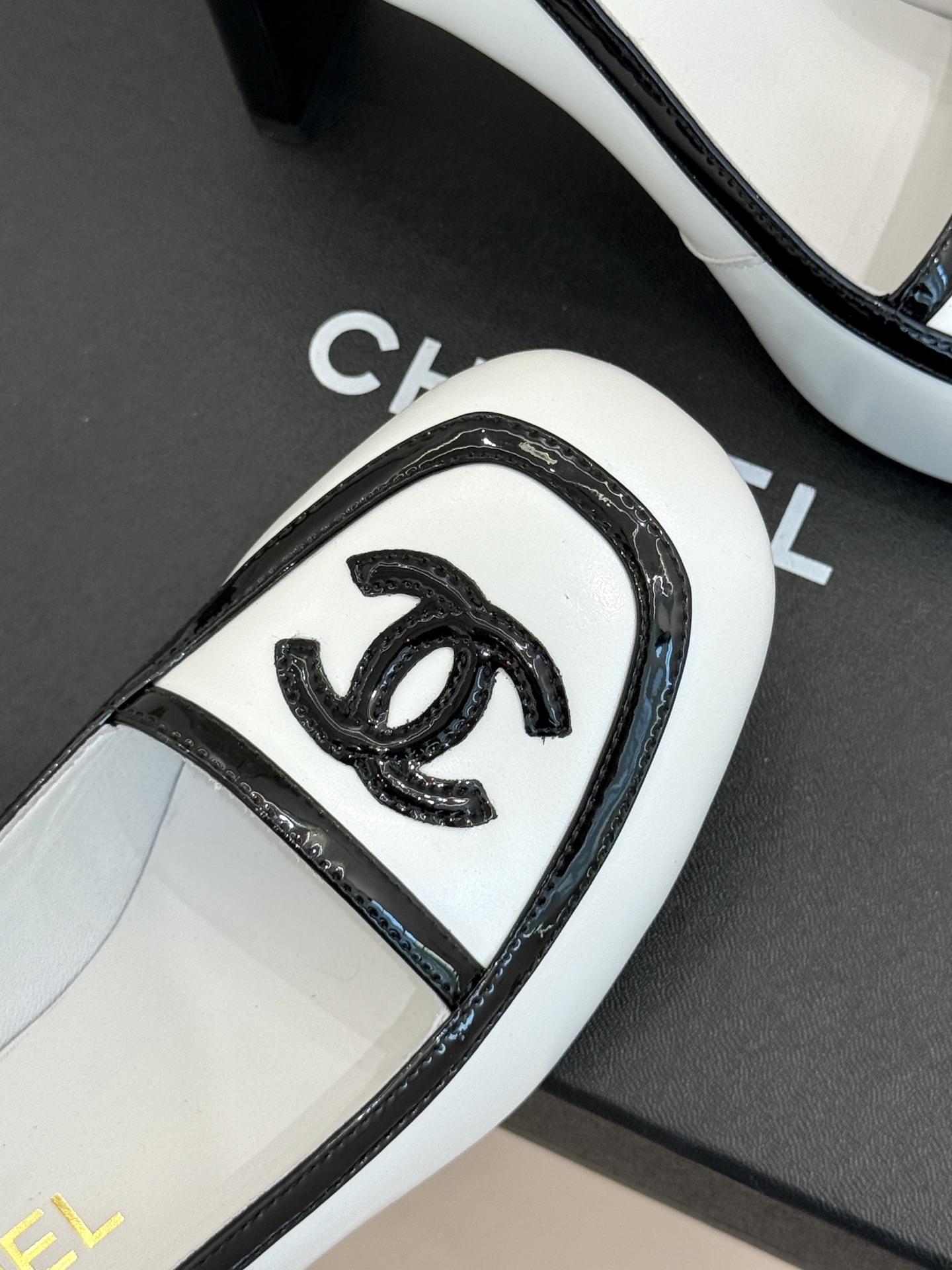 CHANE*|小香26A新品双C 拼色复古方头粗跟高跟鞋 双C徽标尽显精致质感 复古圆头柔化脚型线条 粗跟稳妥好走不累脚 CHANE*|小香26A新品双C 拼色复古方头粗跟高跟鞋 双C徽标尽显精致质感 复古圆头柔化脚型线条 粗跟稳妥好走不累脚