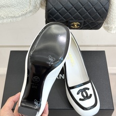 CHANE*|小香26A新品双C 拼色复古方头粗跟高跟鞋 双C徽标尽显精致质感 复古圆头柔化脚型线条 粗跟稳妥好走不累脚 CHANE*|小香26A新品双C 拼色复古方头粗跟高跟鞋 双C徽标尽显精致质感 复古圆头柔化脚型线条 粗跟稳妥好走不累脚