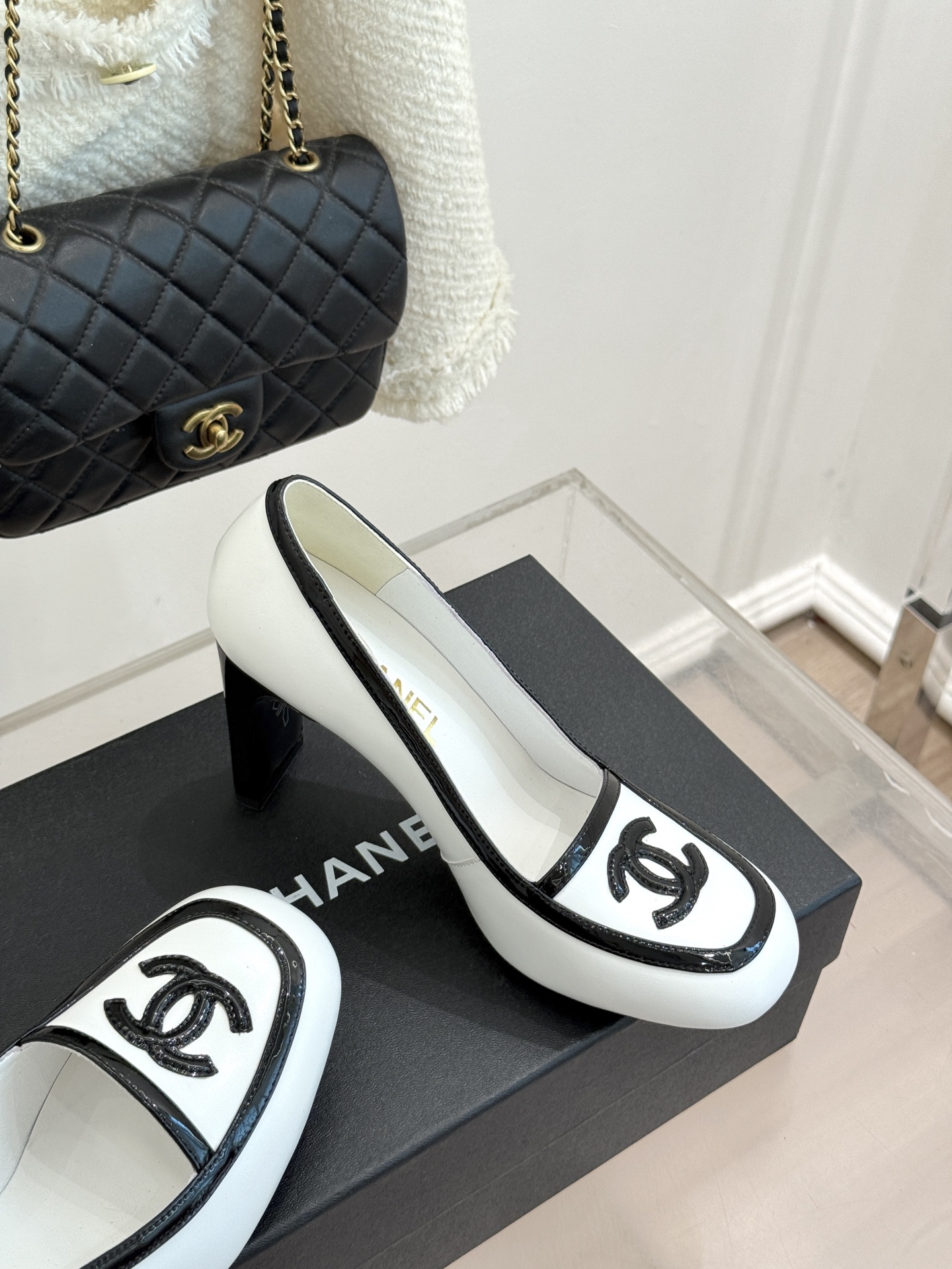 CHANE*|小香26A新品双C 拼色复古方头粗跟高跟鞋 双C徽标尽显精致质感 复古圆头柔化脚型线条 粗跟稳妥好走不累脚 CHANE*|小香26A新品双C 拼色复古方头粗跟高跟鞋 双C徽标尽显精致质感 复古圆头柔化脚型线条 粗跟稳妥好走不累脚