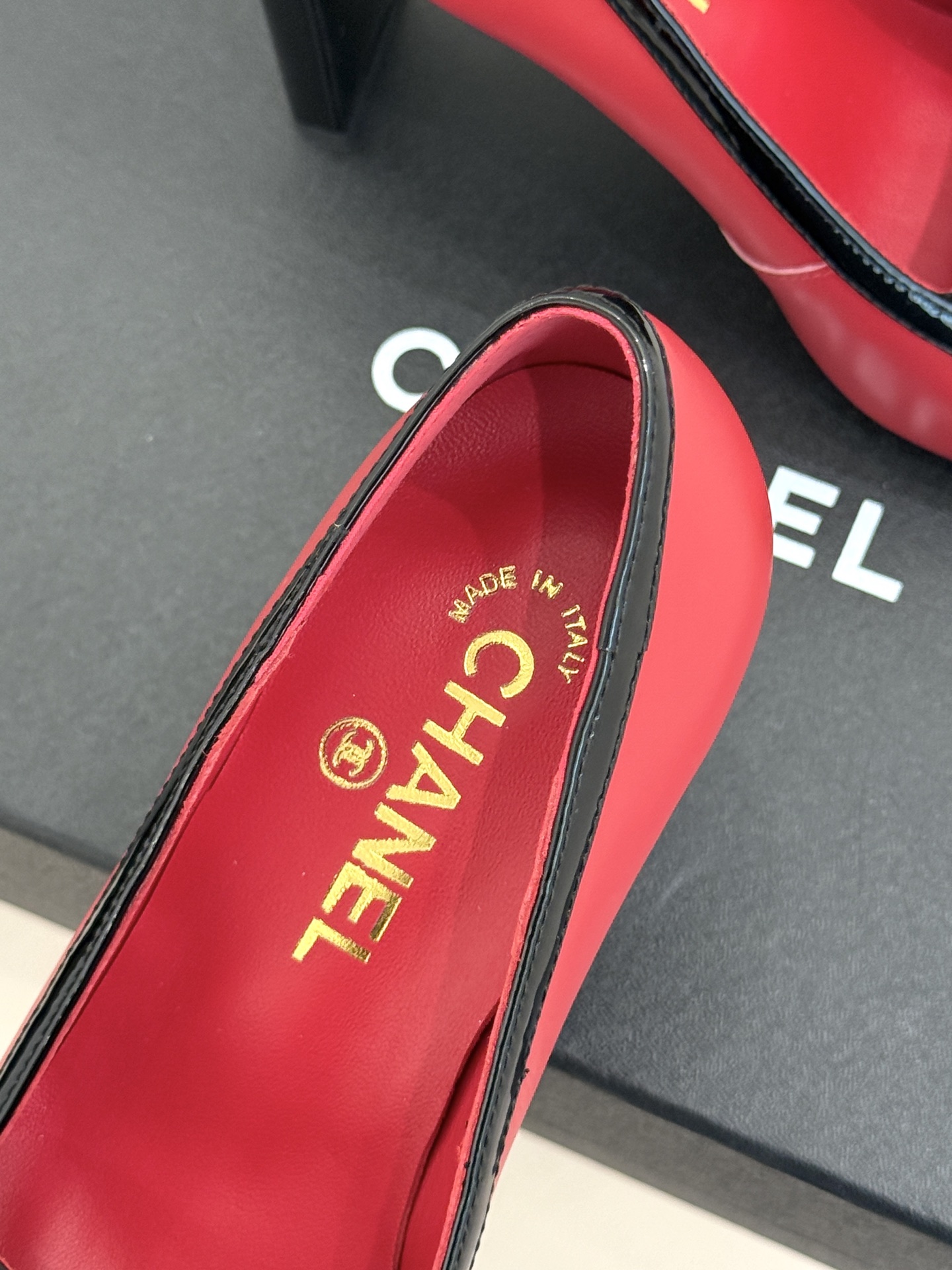 CHANE*|小香26A新品双C 拼色复古方头粗跟高跟鞋 双C徽标尽显精致质感 复古圆头柔化脚型线条 粗跟稳妥好走不累脚 CHANE*|小香26A新品双C 拼色复古方头粗跟高跟鞋 双C徽标尽显精致质感 复古圆头柔化脚型线条 粗跟稳妥好走不累脚