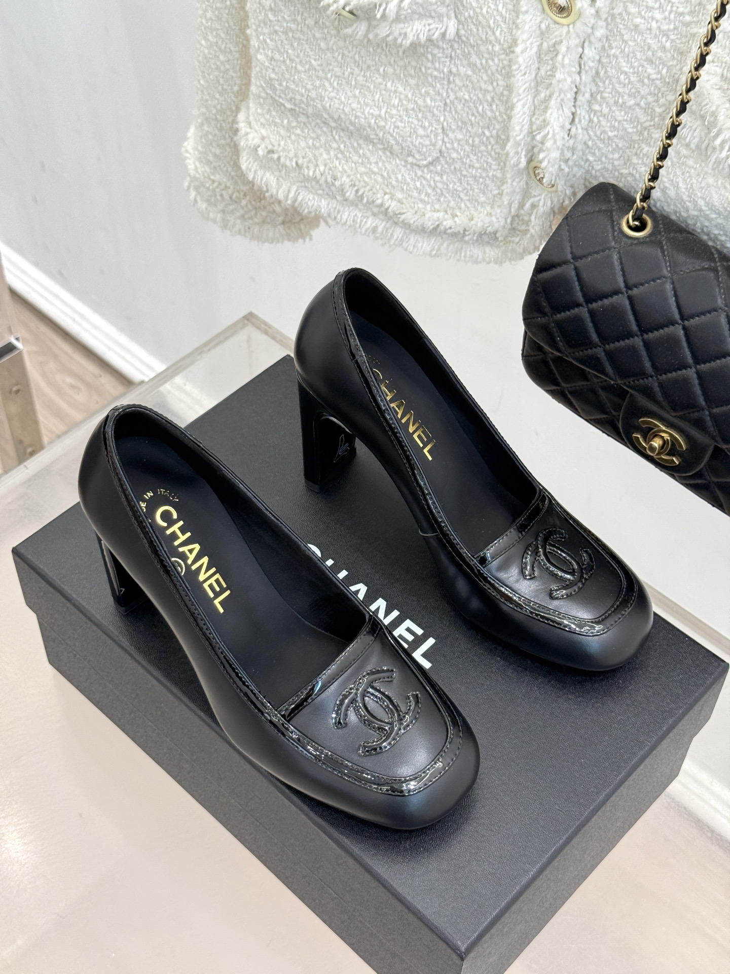 CHANE*|小香26A新品双C 拼色复古方头粗跟高跟鞋 双C徽标尽显精致质感 复古圆头柔化脚型线条 粗跟稳妥好走不累脚 CHANE*|小香26A新品双C 拼色复古方头粗跟高跟鞋 双C徽标尽显精致质感 复古圆头柔化脚型线条 粗跟稳妥好走不累脚