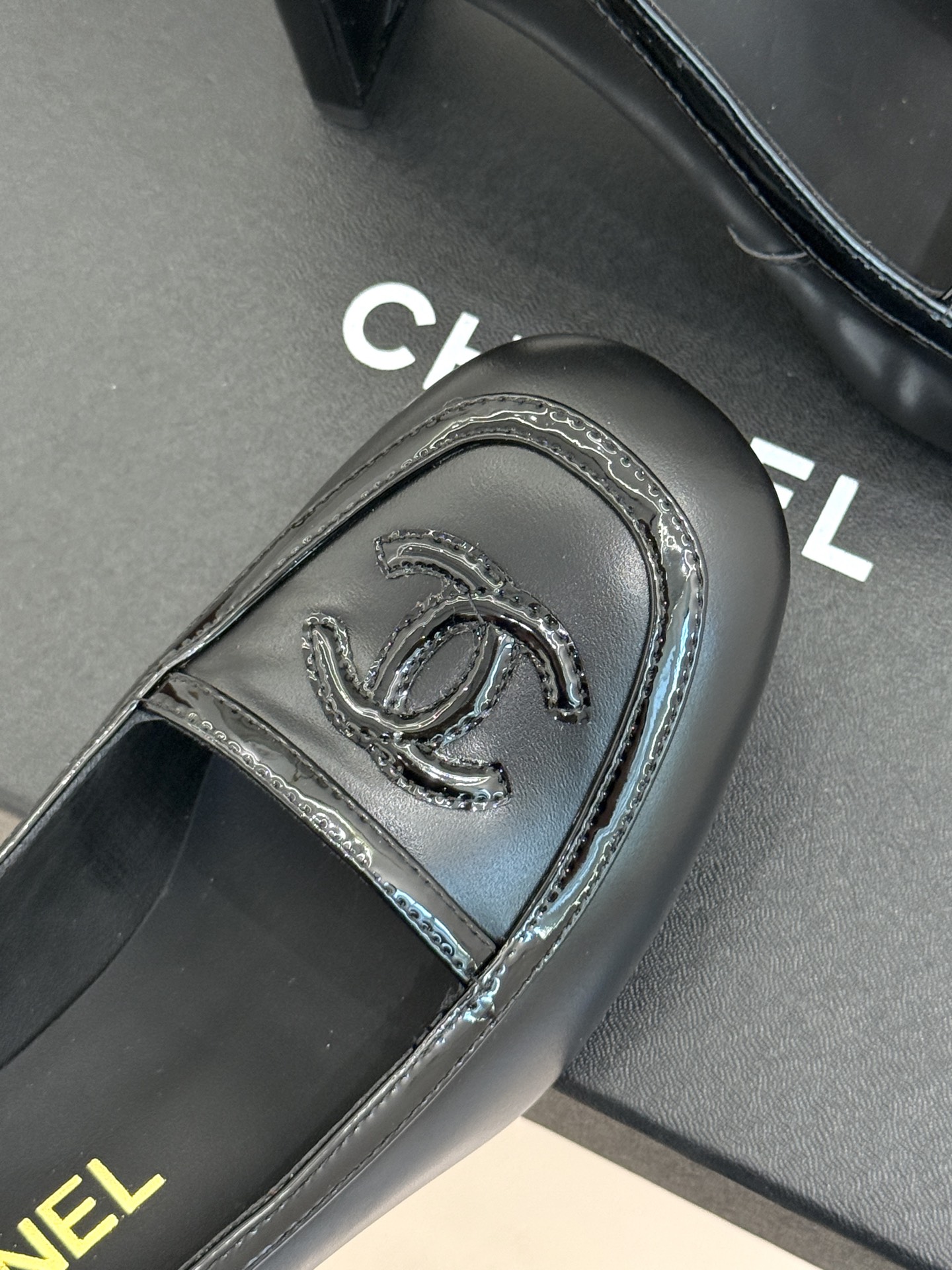 CHANE*|小香26A新品双C 拼色复古方头粗跟高跟鞋 双C徽标尽显精致质感 复古圆头柔化脚型线条 粗跟稳妥好走不累脚 CHANE*|小香26A新品双C 拼色复古方头粗跟高跟鞋 双C徽标尽显精致质感 复古圆头柔化脚型线条 粗跟稳妥好走不累脚