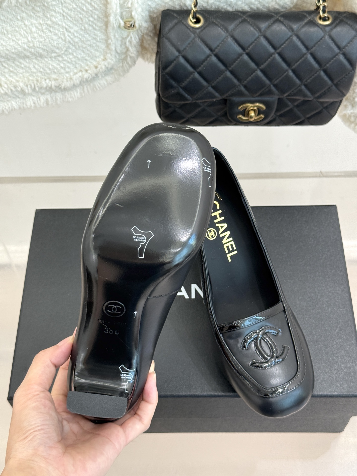 CHANE*|小香26A新品双C 拼色复古方头粗跟高跟鞋 双C徽标尽显精致质感 复古圆头柔化脚型线条 粗跟稳妥好走不累脚 CHANE*|小香26A新品双C 拼色复古方头粗跟高跟鞋 双C徽标尽显精致质感 复古圆头柔化脚型线条 粗跟稳妥好走不累脚