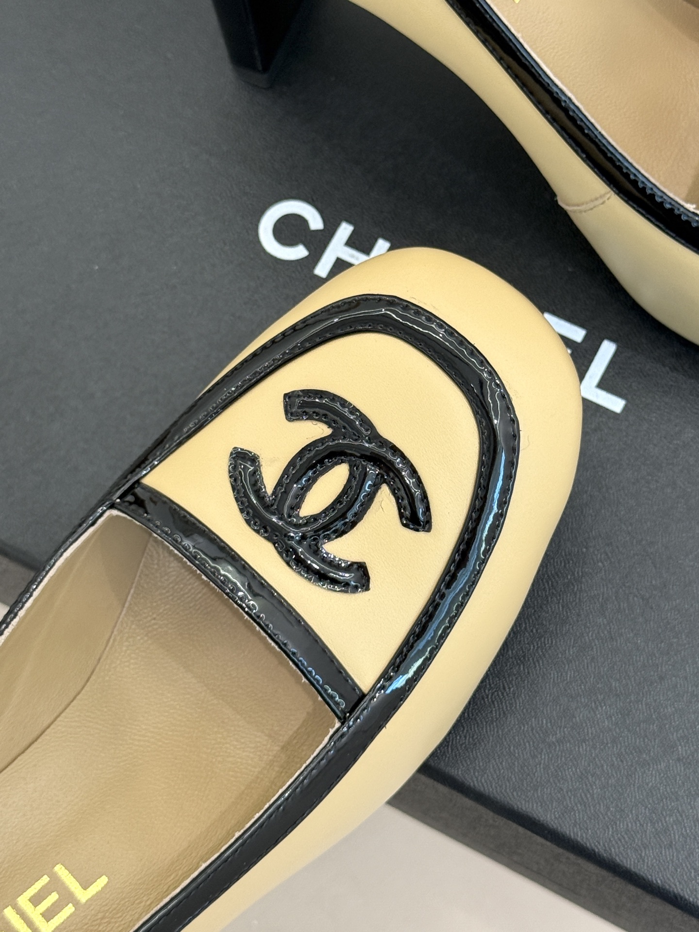 CHANE*|小香26A新品双C 拼色复古方头粗跟高跟鞋 双C徽标尽显精致质感 复古圆头柔化脚型线条 粗跟稳妥好走不累脚 CHANE*|小香26A新品双C 拼色复古方头粗跟高跟鞋 双C徽标尽显精致质感 复古圆头柔化脚型线条 粗跟稳妥好走不累脚
