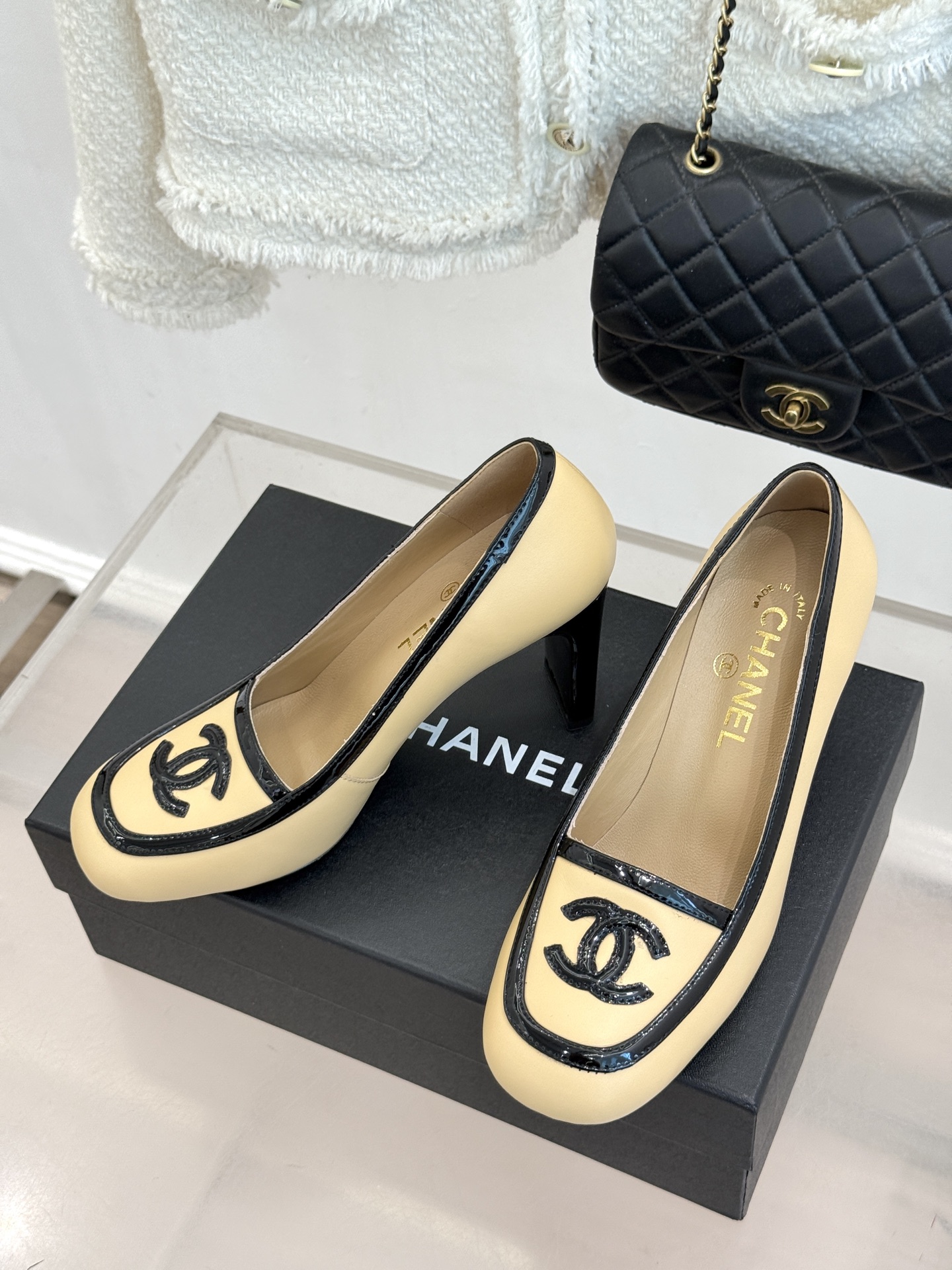 CHANE*|小香26A新品双C 拼色复古方头粗跟高跟鞋 双C徽标尽显精致质感 复古圆头柔化脚型线条 粗跟稳妥好走不累脚 CHANE*|小香26A新品双C 拼色复古方头粗跟高跟鞋 双C徽标尽显精致质感 复古圆头柔化脚型线条 粗跟稳妥好走不累脚