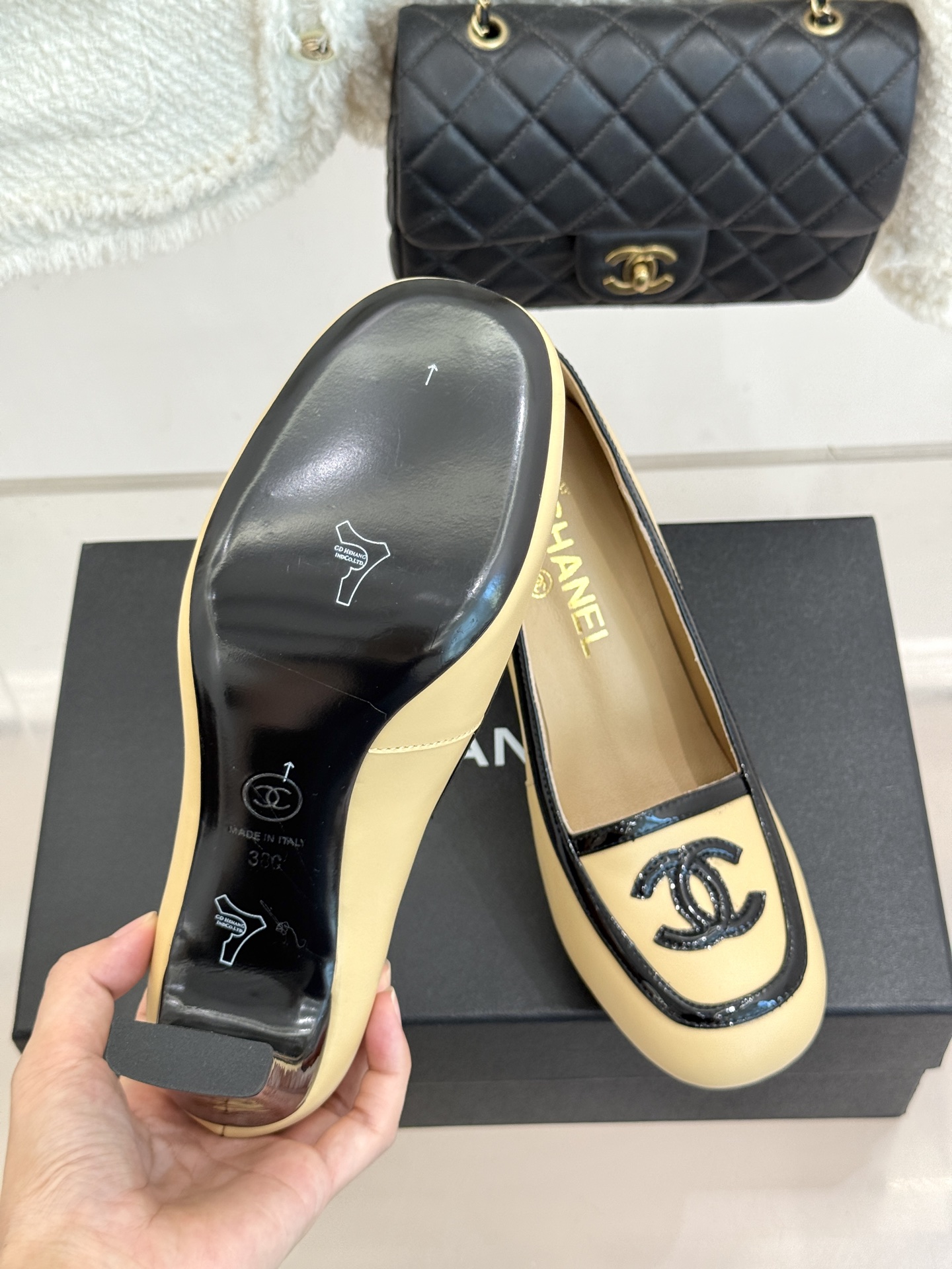 CHANE*|小香26A新品双C 拼色复古方头粗跟高跟鞋 双C徽标尽显精致质感 复古圆头柔化脚型线条 粗跟稳妥好走不累脚 CHANE*|小香26A新品双C 拼色复古方头粗跟高跟鞋 双C徽标尽显精致质感 复古圆头柔化脚型线条 粗跟稳妥好走不累脚