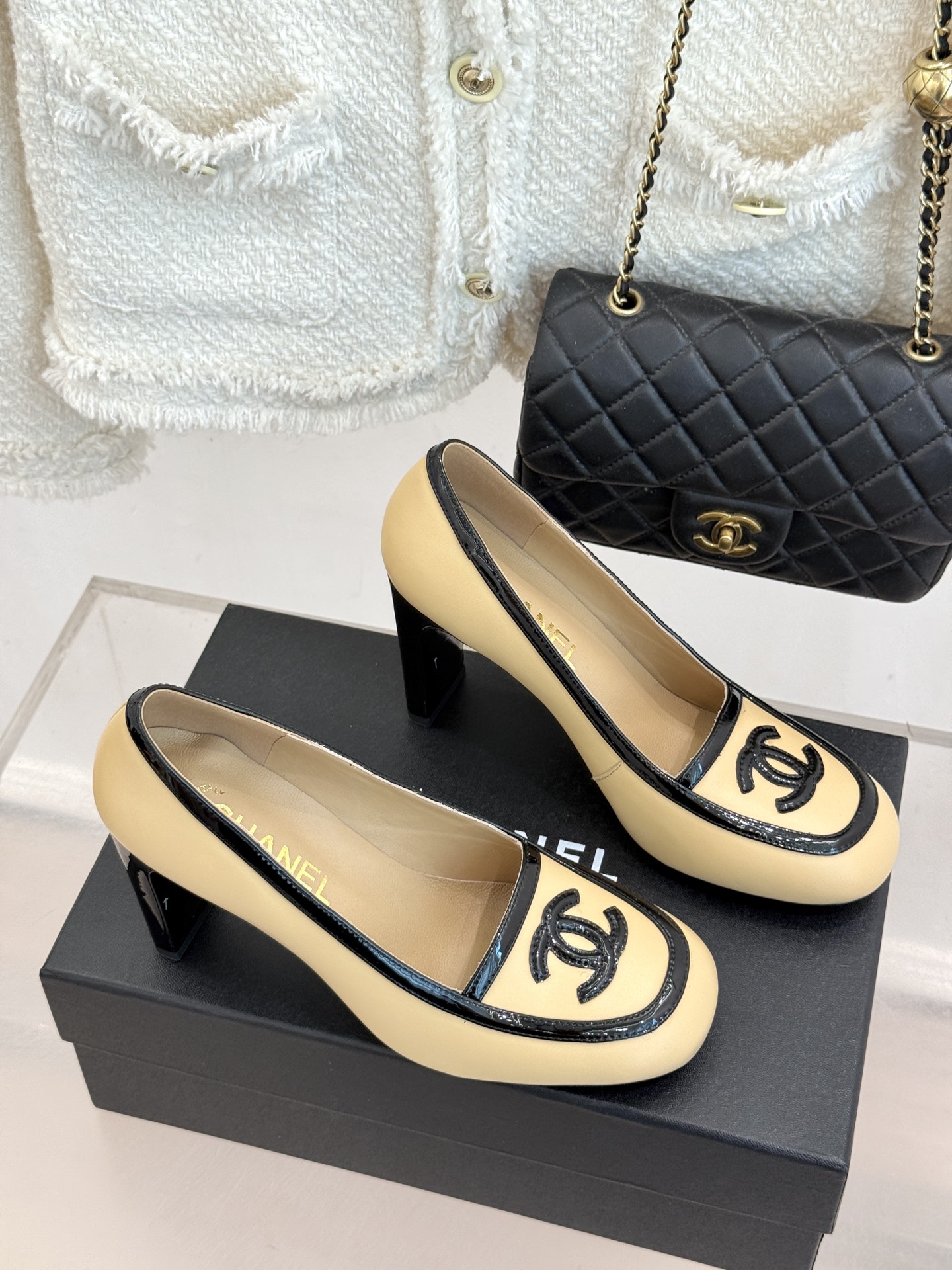 CHANE*|小香26A新品双C 拼色复古方头粗跟高跟鞋 双C徽标尽显精致质感 复古圆头柔化脚型线条 粗跟稳妥好走不累脚 CHANE*|小香26A新品双C 拼色复古方头粗跟高跟鞋 双C徽标尽显精致质感 复古圆头柔化脚型线条 粗跟稳妥好走不累脚