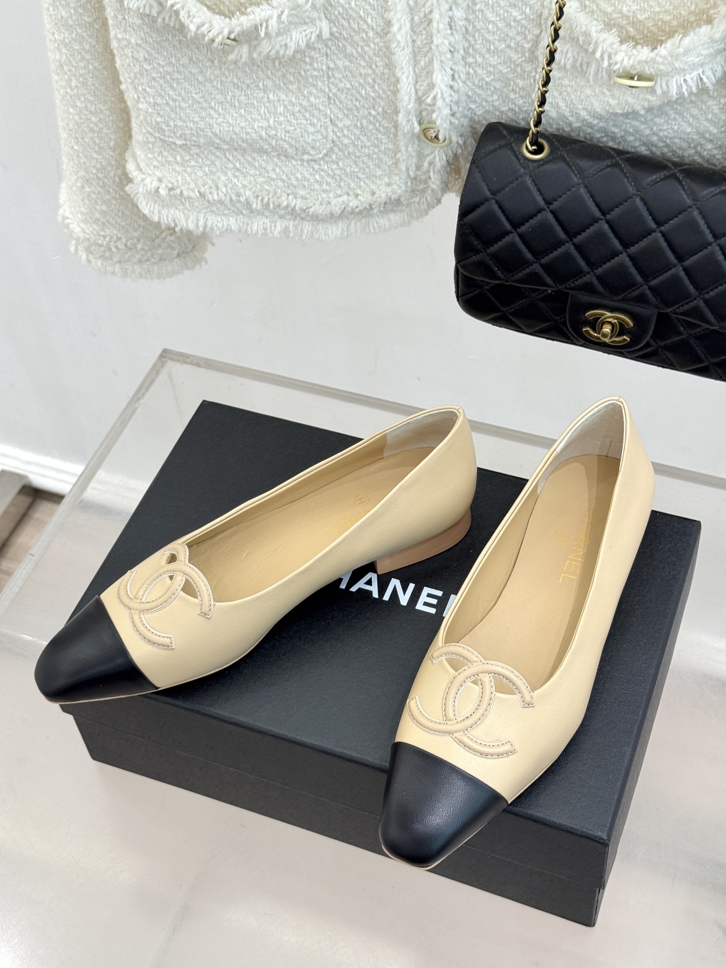 CHANE*|小香26B新品双C 拼色平底芭蕾舞鞋单鞋 经典双C徽标辨识度高 撞色晕染柔雅层次感 小羊皮鞋面细腻如脂 圆 CHANE*|小香26B新品双C 拼色平底芭蕾舞鞋单鞋 经典双C徽标辨识度高 撞色晕染柔雅层次感 小羊皮鞋面细腻如脂 圆