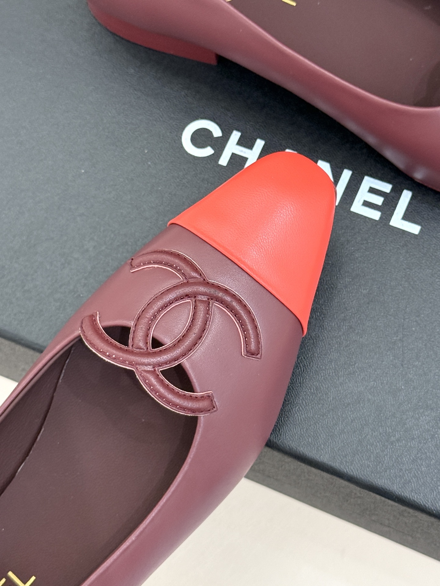 CHANE*|小香26B新品双C 拼色平底芭蕾舞鞋单鞋 经典双C徽标辨识度高 撞色晕染柔雅层次感 小羊皮鞋面细腻如脂 圆 CHANE*|小香26B新品双C 拼色平底芭蕾舞鞋单鞋 经典双C徽标辨识度高 撞色晕染柔雅层次感 小羊皮鞋面细腻如脂 圆