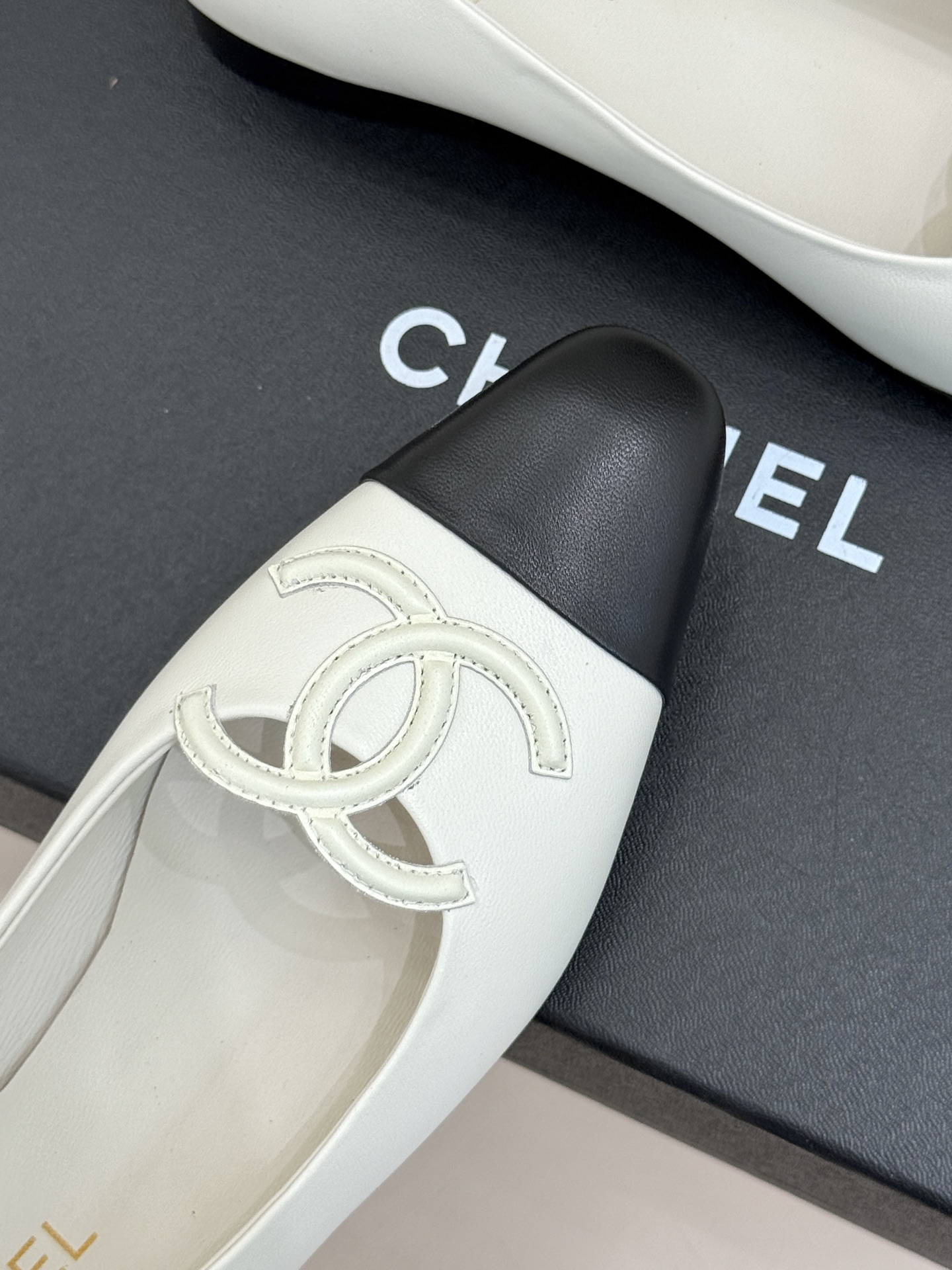 CHANE*|小香26B新品双C 拼色平底芭蕾舞鞋单鞋 经典双C徽标辨识度高 撞色晕染柔雅层次感 小羊皮鞋面细腻如脂 圆 CHANE*|小香26B新品双C 拼色平底芭蕾舞鞋单鞋 经典双C徽标辨识度高 撞色晕染柔雅层次感 小羊皮鞋面细腻如脂 圆
