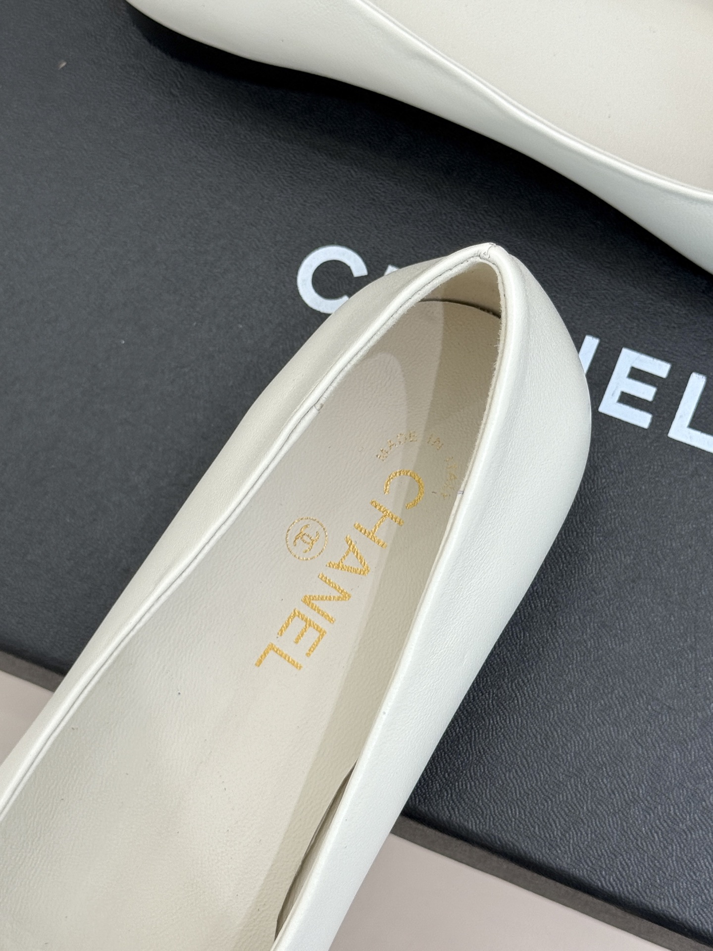 CHANE*|小香26B新品双C 拼色平底芭蕾舞鞋单鞋 经典双C徽标辨识度高 撞色晕染柔雅层次感 小羊皮鞋面细腻如脂 圆 CHANE*|小香26B新品双C 拼色平底芭蕾舞鞋单鞋 经典双C徽标辨识度高 撞色晕染柔雅层次感 小羊皮鞋面细腻如脂 圆