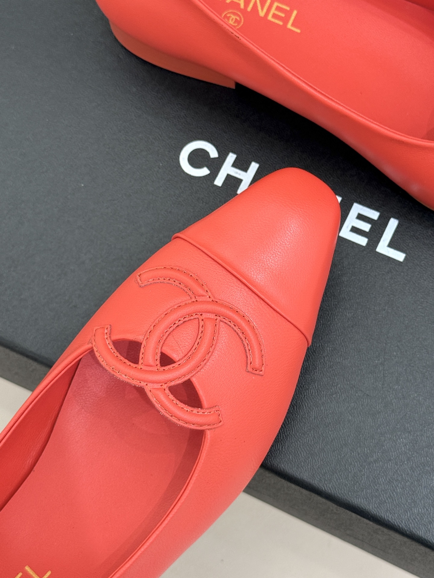CHANE*｜小香26B新品双C 拼色平底芭蕾舞鞋单鞋 经典双C徽标辨识度高 撞色晕染柔雅层次感 小羊皮鞋面细腻如脂 圆
