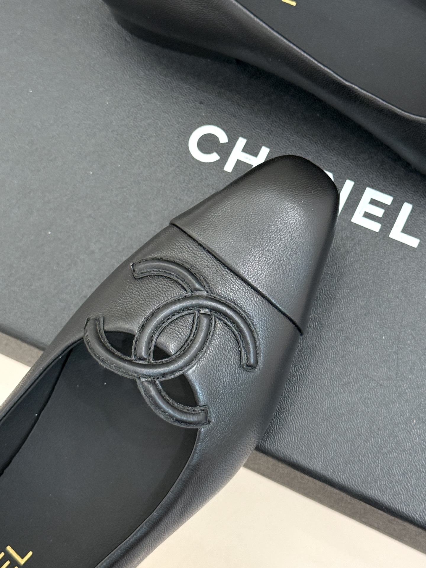 CHANE*|小香26B新品双C 拼色平底芭蕾舞鞋单鞋 经典双C徽标辨识度高 撞色晕染柔雅层次感 小羊皮鞋面细腻如脂 圆 CHANE*|小香26B新品双C 拼色平底芭蕾舞鞋单鞋 经典双C徽标辨识度高 撞色晕染柔雅层次感 小羊皮鞋面细腻如脂 圆