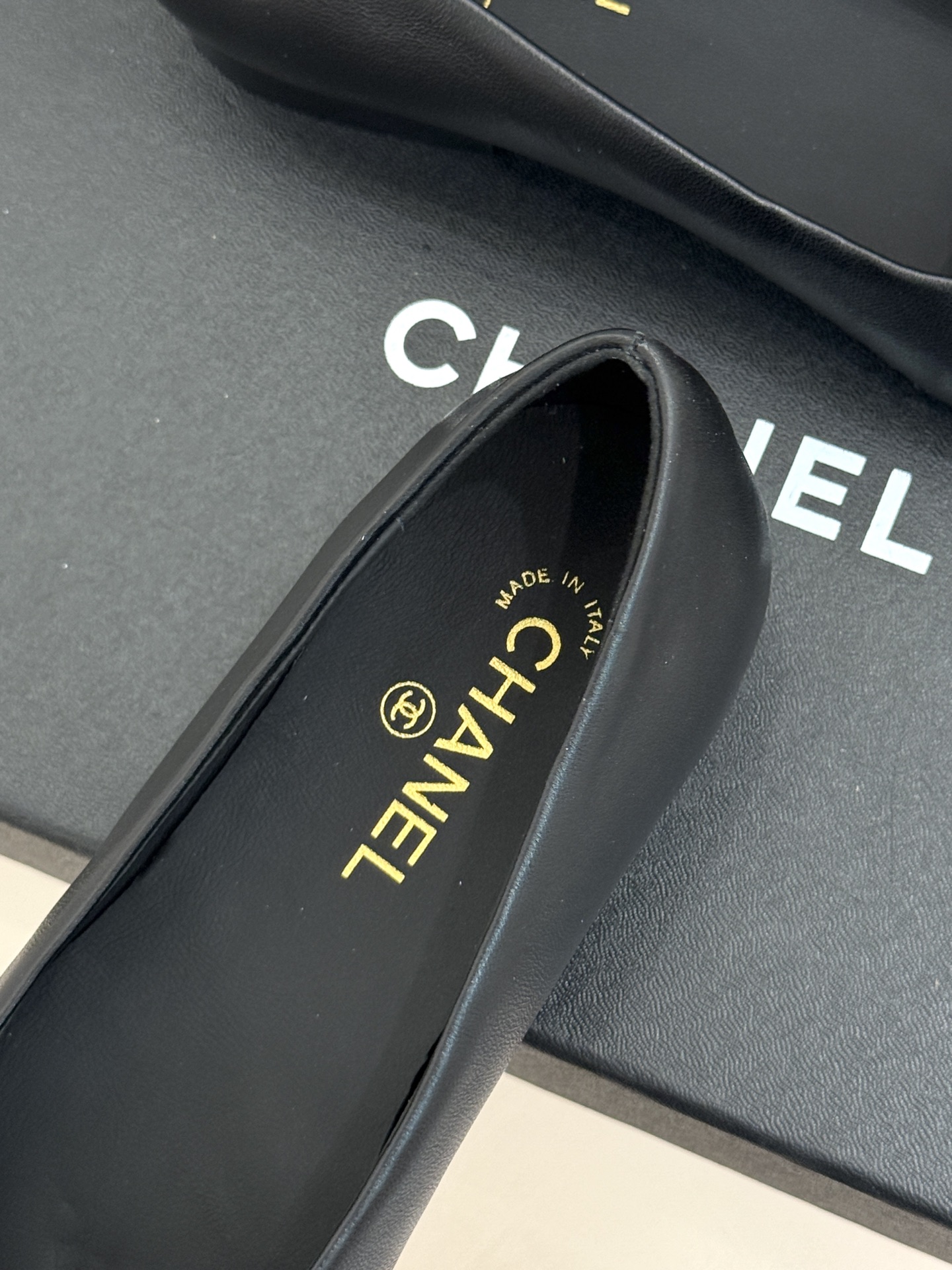 CHANE*|小香26B新品双C 拼色平底芭蕾舞鞋单鞋 经典双C徽标辨识度高 撞色晕染柔雅层次感 小羊皮鞋面细腻如脂 圆 CHANE*|小香26B新品双C 拼色平底芭蕾舞鞋单鞋 经典双C徽标辨识度高 撞色晕染柔雅层次感 小羊皮鞋面细腻如脂 圆