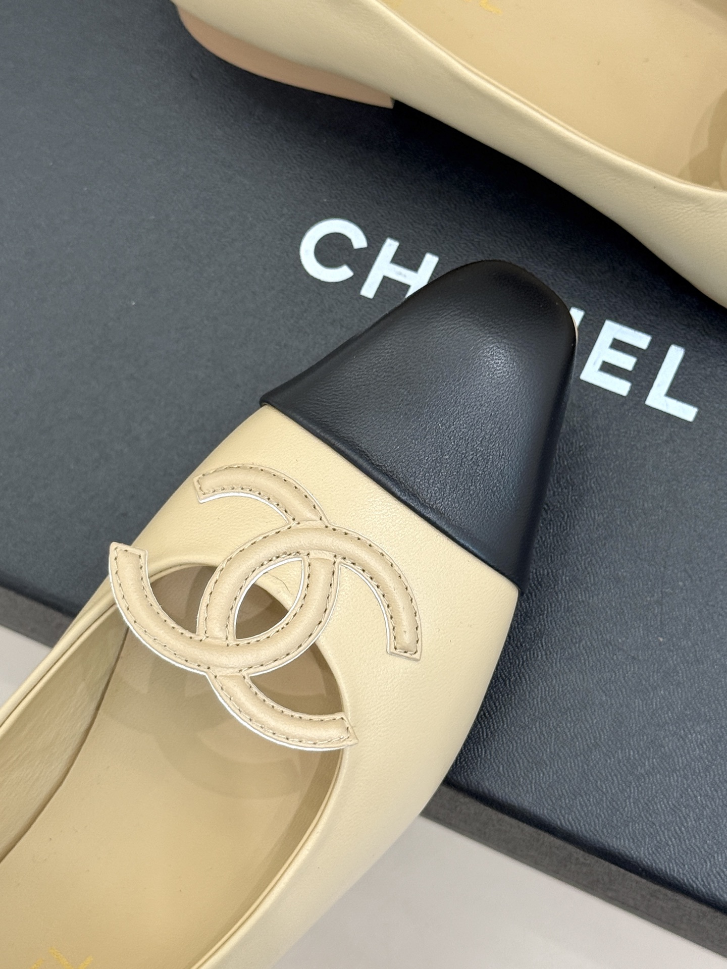 CHANE*|小香26B新品双C 拼色平底芭蕾舞鞋单鞋 经典双C徽标辨识度高 撞色晕染柔雅层次感 小羊皮鞋面细腻如脂 圆 CHANE*|小香26B新品双C 拼色平底芭蕾舞鞋单鞋 经典双C徽标辨识度高 撞色晕染柔雅层次感 小羊皮鞋面细腻如脂 圆