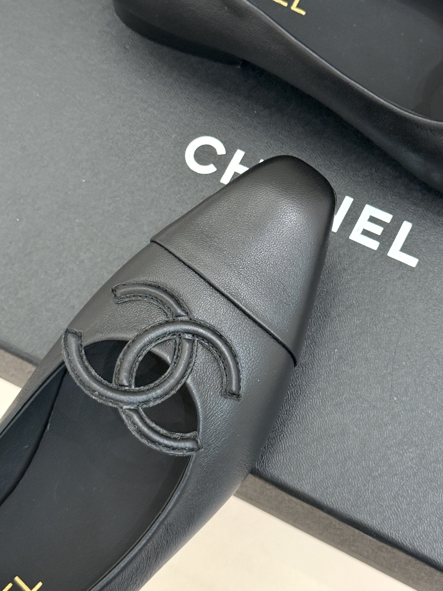 CHANE*|小香26B新品双C 拼色平底芭蕾舞鞋单鞋 经典双C徽标辨识度高 撞色晕染柔雅层次感 小羊皮鞋面细腻如脂 圆 CHANE*|小香26B新品双C 拼色平底芭蕾舞鞋单鞋 经典双C徽标辨识度高 撞色晕染柔雅层次感 小羊皮鞋面细腻如脂 圆