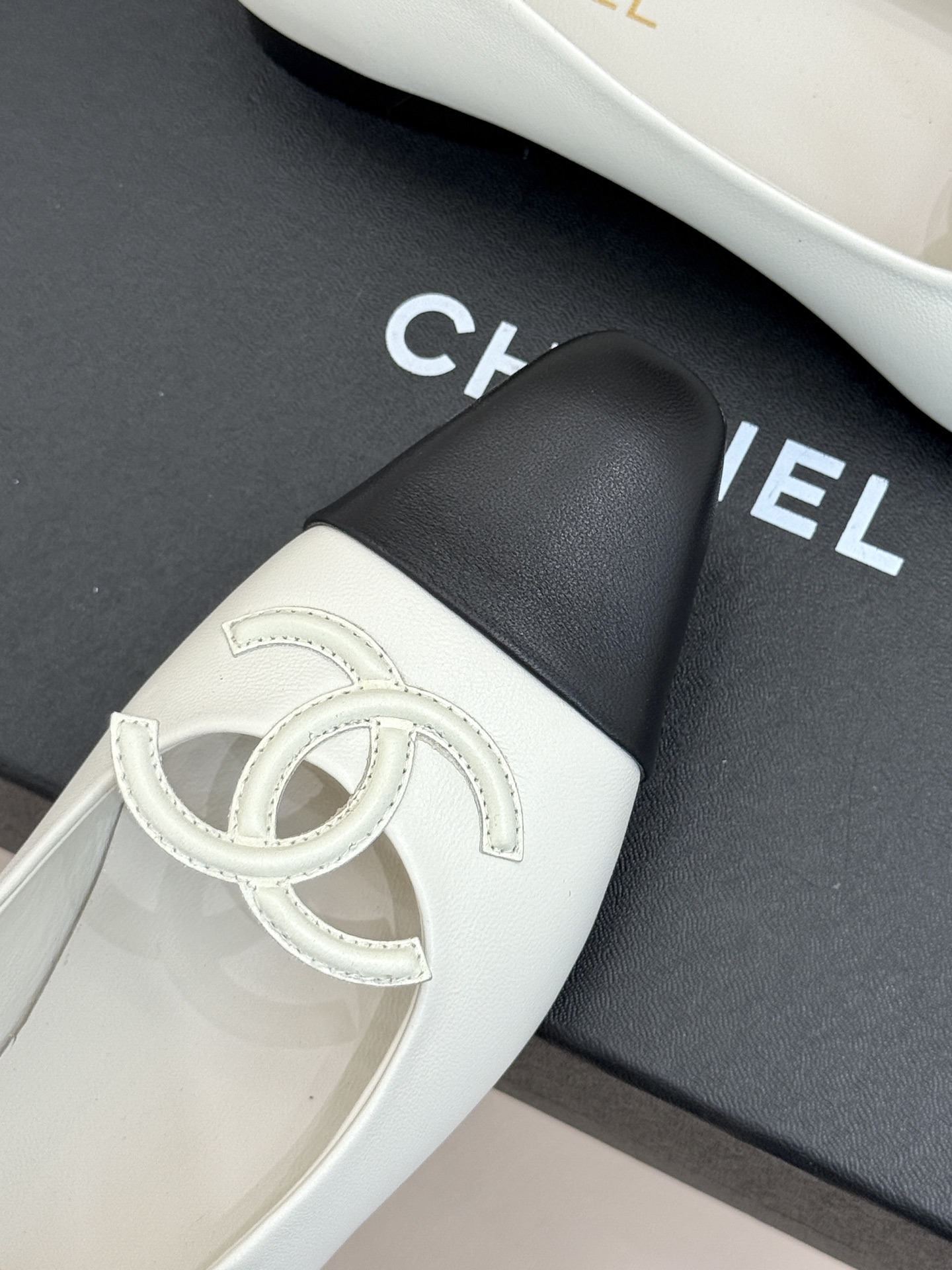 CHANE*｜小香26B新品双C 拼色平底芭蕾舞鞋单鞋 经典双C徽标辨识度高 撞色晕染柔雅层次感 小羊皮鞋面细腻如脂 圆
