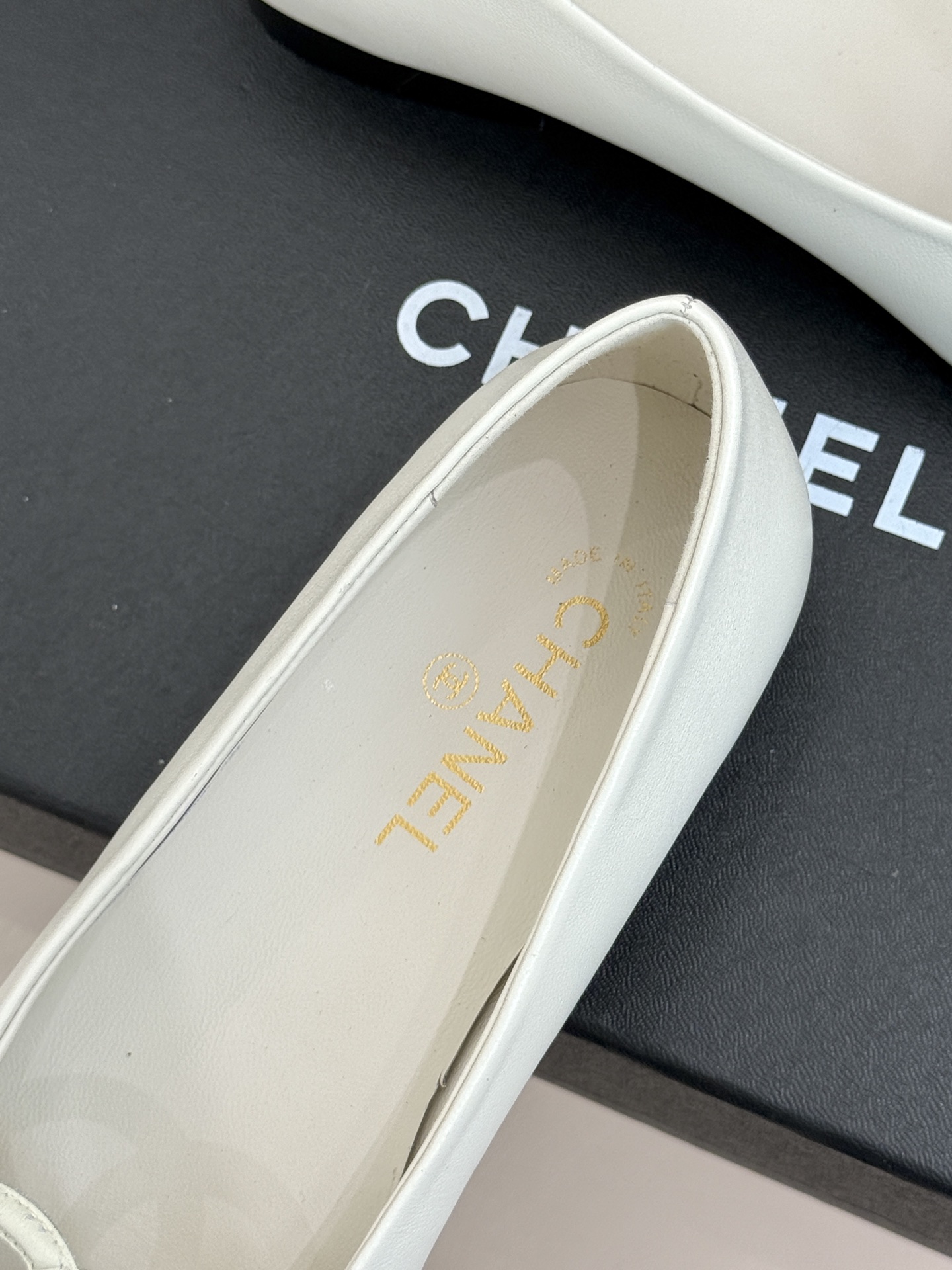CHANE*｜小香26B新品双C 拼色平底芭蕾舞鞋单鞋 经典双C徽标辨识度高 撞色晕染柔雅层次感 小羊皮鞋面细腻如脂 圆