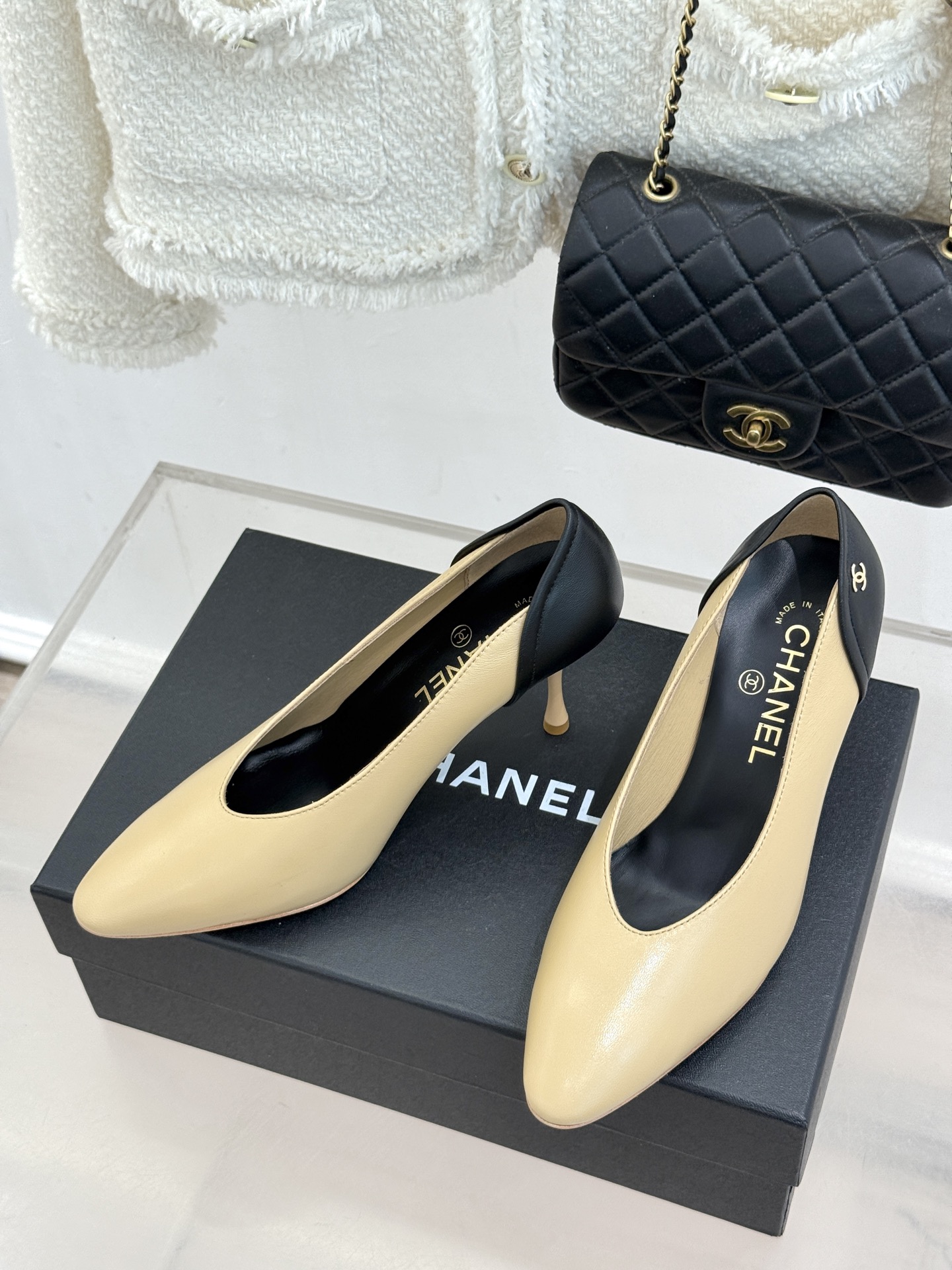 CHANE*｜小香26A新品拼色 双C尖头高跟鞋 双C扣精致又夺目 经典米黑撞色设计 上脚秒变纤细漫画脚型 显瘦效果直接