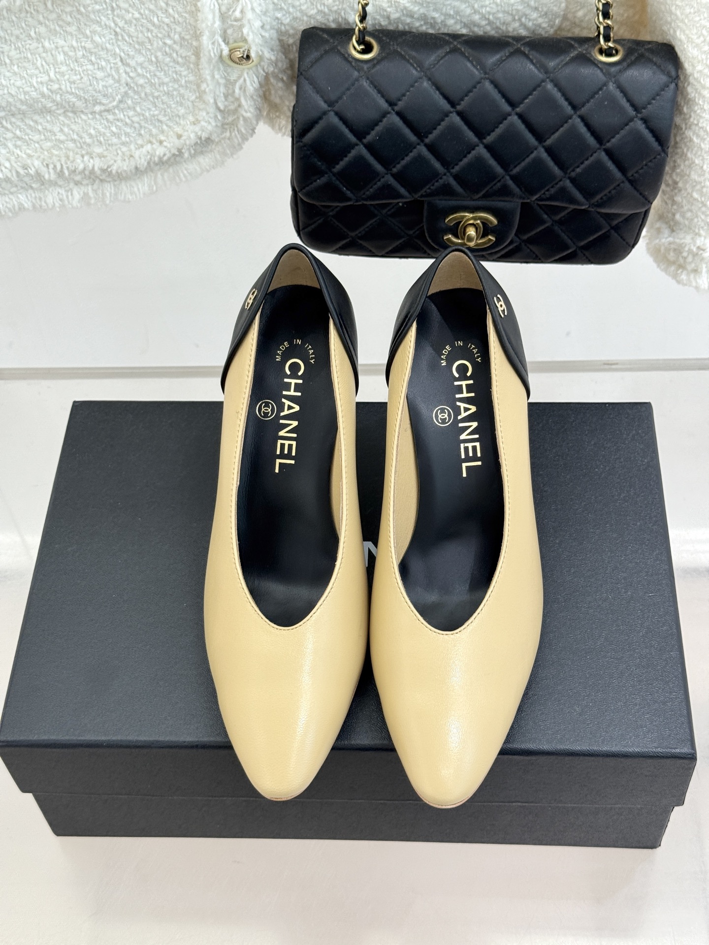 CHANE*｜小香26A新品拼色 双C尖头高跟鞋 双C扣精致又夺目 经典米黑撞色设计 上脚秒变纤细漫画脚型 显瘦效果直接