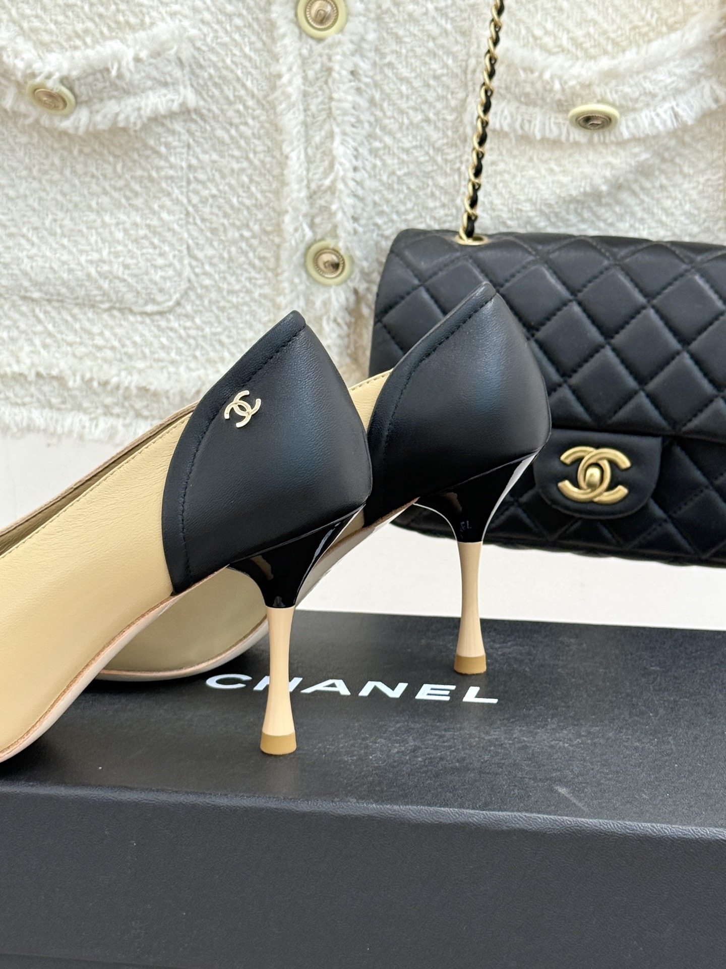 CHANE*｜小香26A新品拼色 双C尖头高跟鞋 双C扣精致又夺目 经典米黑撞色设计 上脚秒变纤细漫画脚型 显瘦效果直接