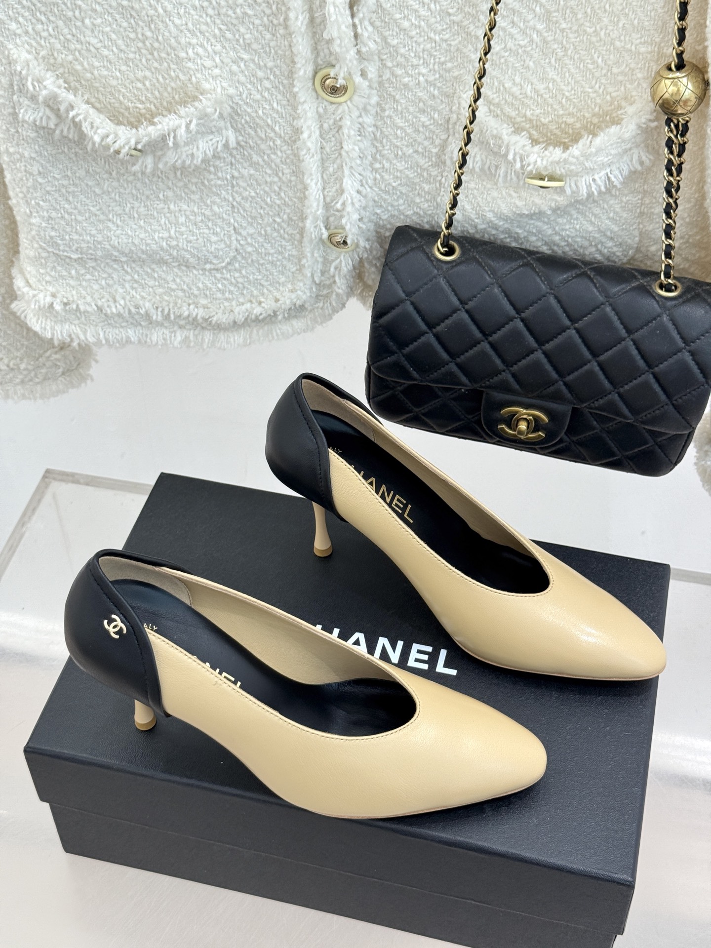 CHANE*｜小香26A新品拼色 双C尖头高跟鞋 双C扣精致又夺目 经典米黑撞色设计 上脚秒变纤细漫画脚型 显瘦效果直接