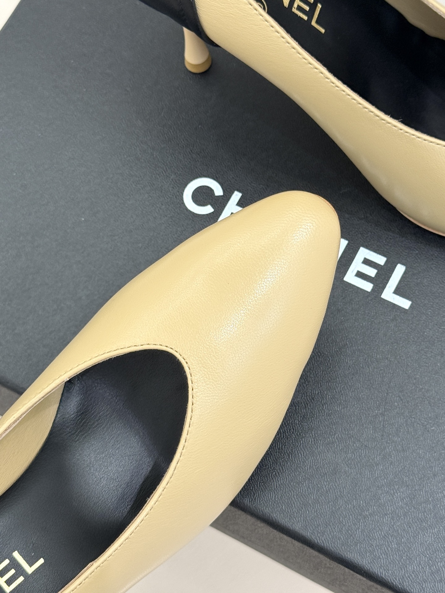 CHANE*｜小香26A新品拼色 双C尖头高跟鞋 双C扣精致又夺目 经典米黑撞色设计 上脚秒变纤细漫画脚型 显瘦效果直接