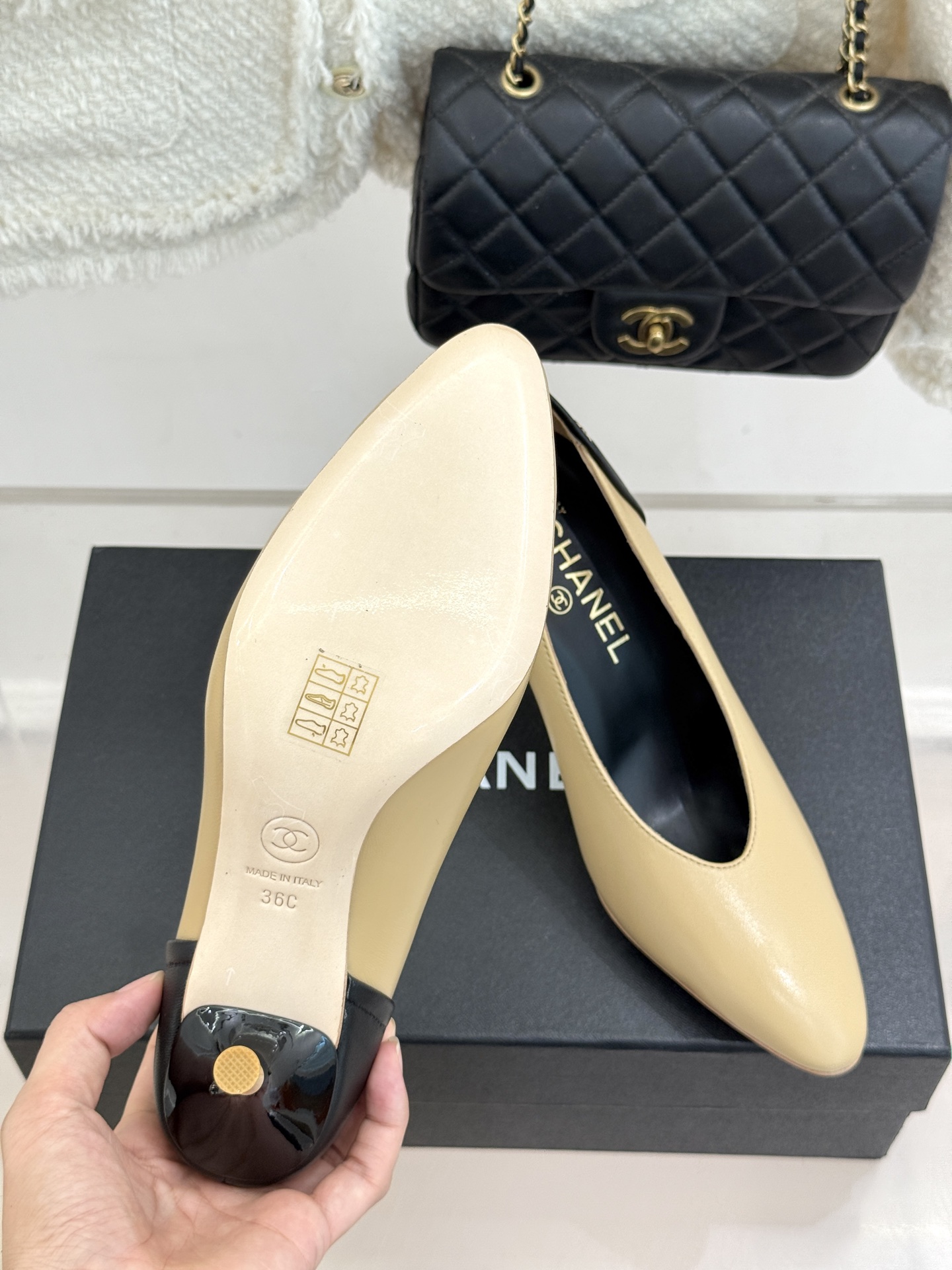 CHANE*｜小香26A新品拼色 双C尖头高跟鞋 双C扣精致又夺目 经典米黑撞色设计 上脚秒变纤细漫画脚型 显瘦效果直接