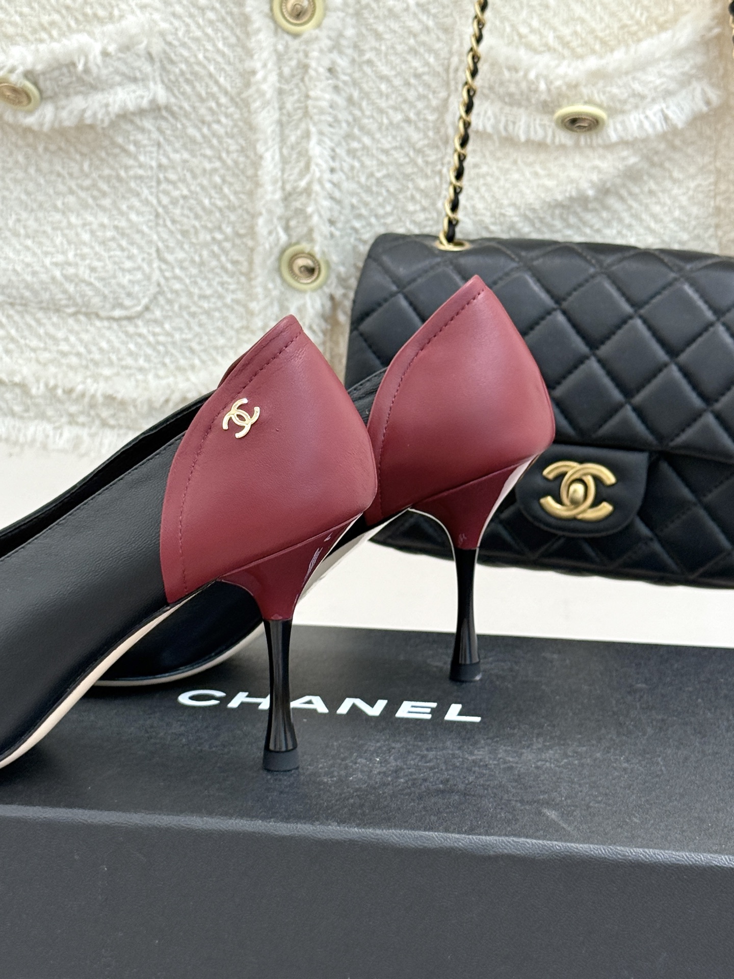 CHANE*|小香26A新品拼色 双C尖头高跟鞋 双C扣精致又夺目 经典米黑撞色设计 上脚秒变纤细漫画脚型 显瘦效果直接 CHANE*|小香26A新品拼色 双C尖头高跟鞋 双C扣精致又夺目 经典米黑撞色设计 上脚秒变纤细漫画脚型 显瘦效果直接
