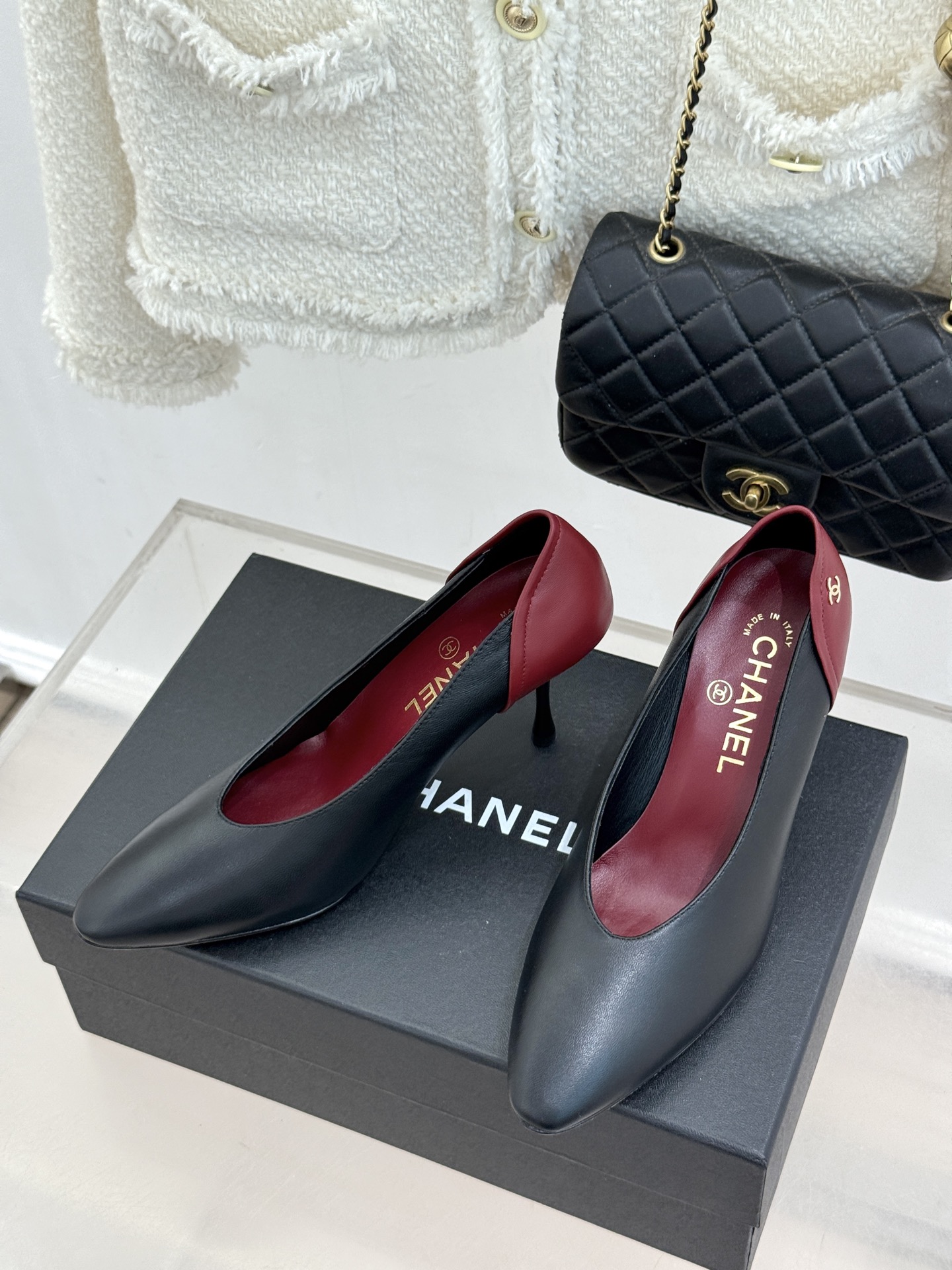 CHANE*|小香26A新品拼色 双C尖头高跟鞋 双C扣精致又夺目 经典米黑撞色设计 上脚秒变纤细漫画脚型 显瘦效果直接 CHANE*|小香26A新品拼色 双C尖头高跟鞋 双C扣精致又夺目 经典米黑撞色设计 上脚秒变纤细漫画脚型 显瘦效果直接