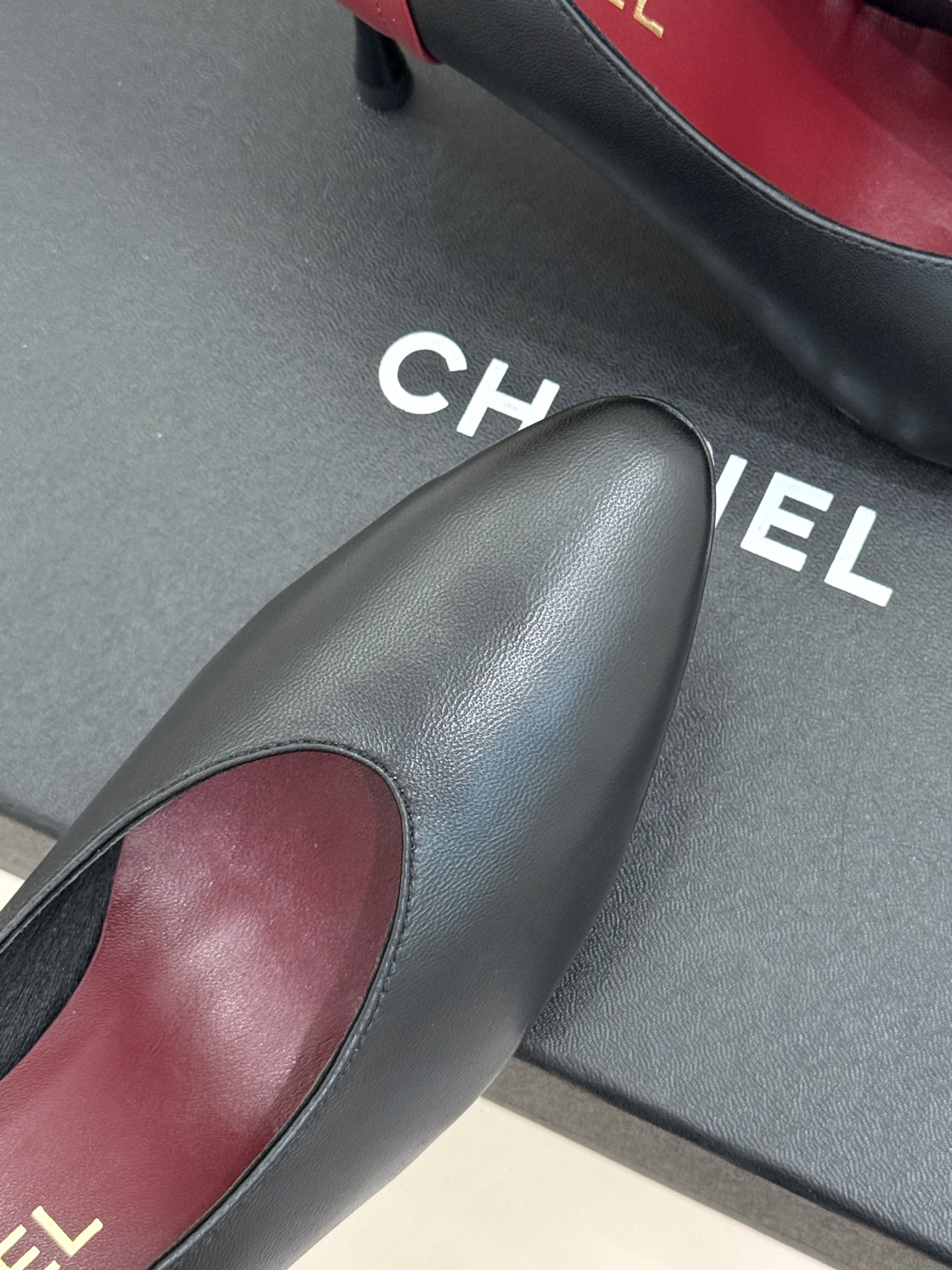 CHANE*|小香26A新品拼色 双C尖头高跟鞋 双C扣精致又夺目 经典米黑撞色设计 上脚秒变纤细漫画脚型 显瘦效果直接 CHANE*|小香26A新品拼色 双C尖头高跟鞋 双C扣精致又夺目 经典米黑撞色设计 上脚秒变纤细漫画脚型 显瘦效果直接
