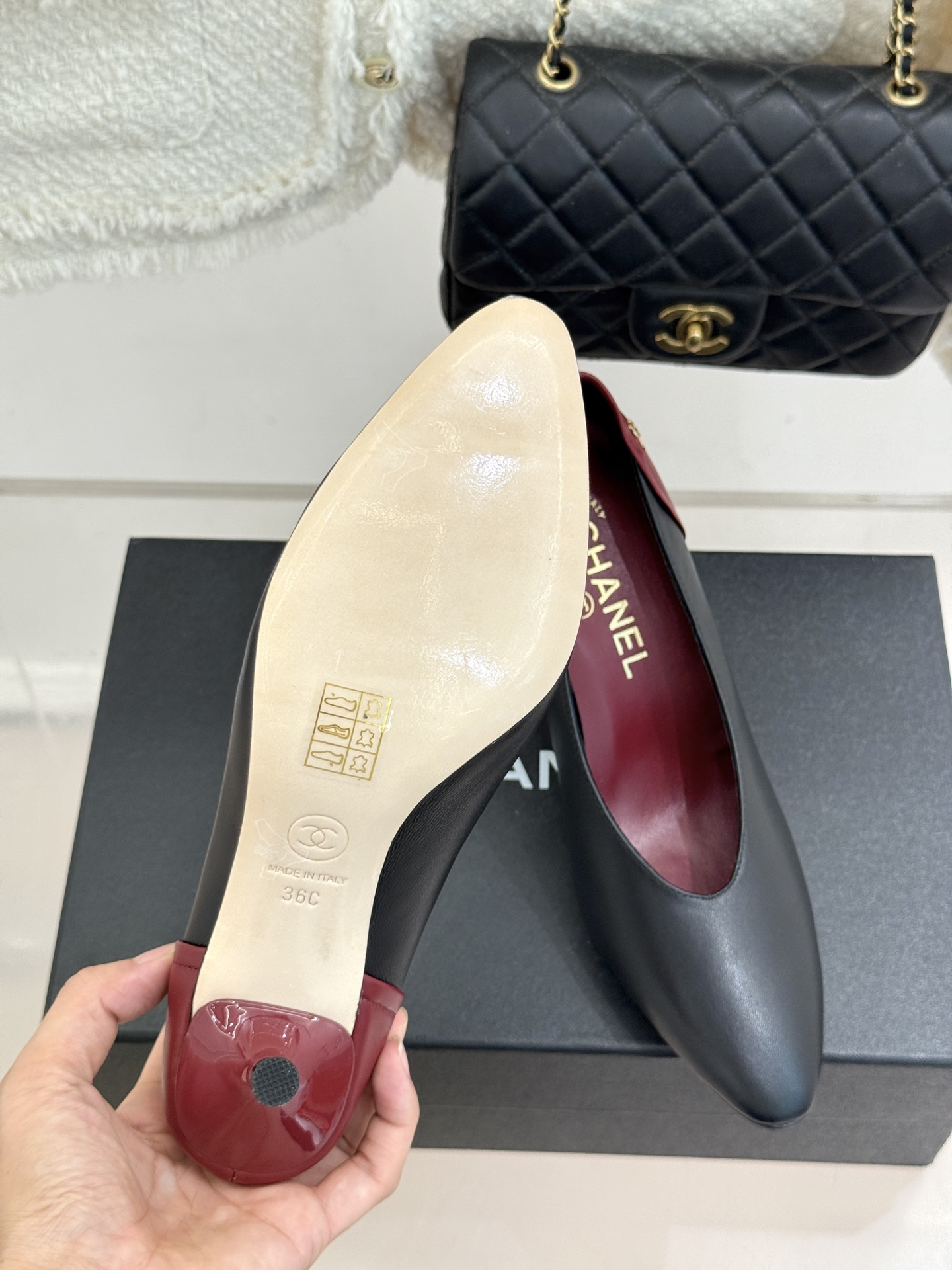 CHANE*|小香26A新品拼色 双C尖头高跟鞋 双C扣精致又夺目 经典米黑撞色设计 上脚秒变纤细漫画脚型 显瘦效果直接 CHANE*|小香26A新品拼色 双C尖头高跟鞋 双C扣精致又夺目 经典米黑撞色设计 上脚秒变纤细漫画脚型 显瘦效果直接