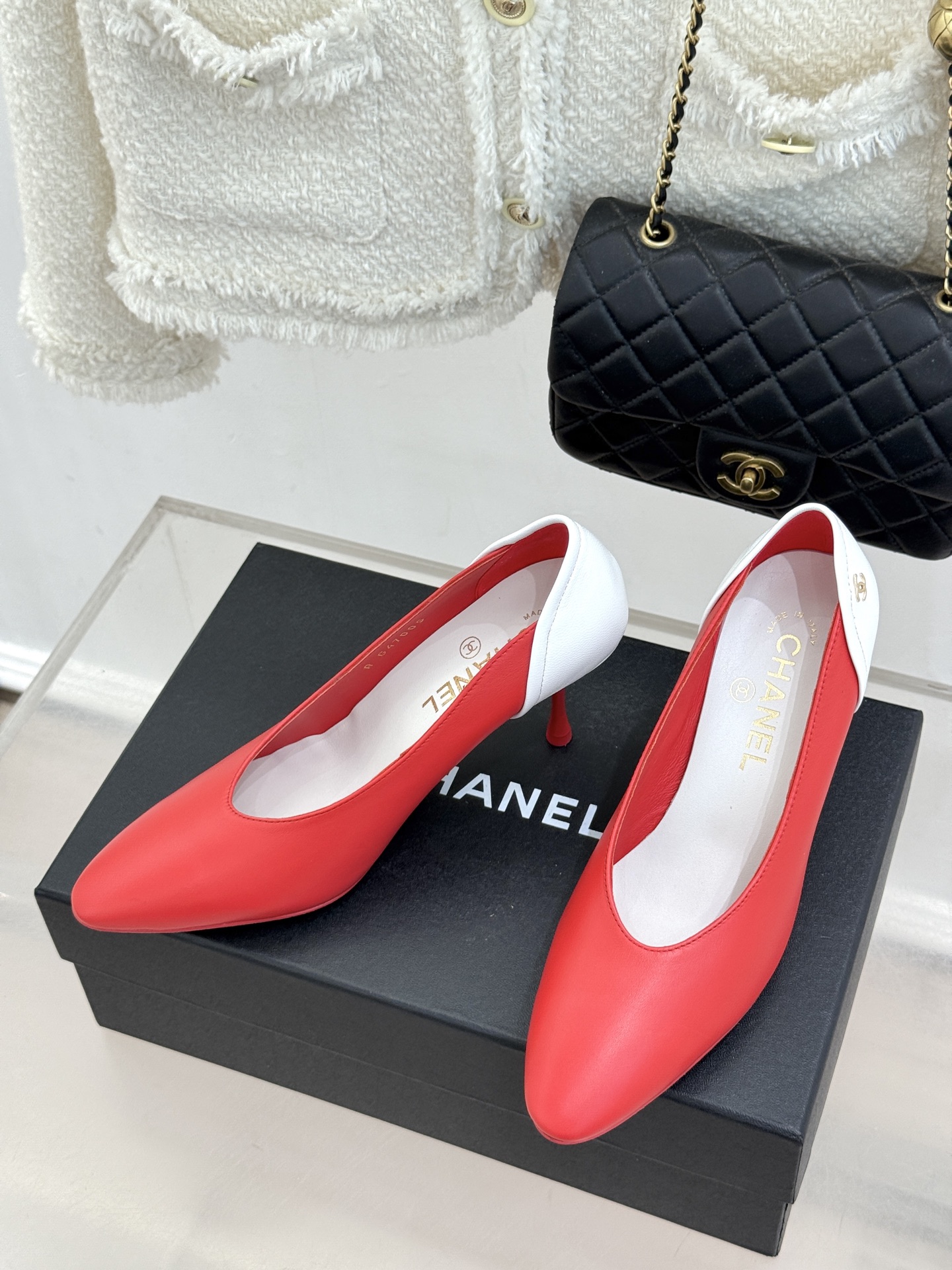 CHANE*|小香26A新品拼色 双C尖头高跟鞋 双C扣精致又夺目 经典米黑撞色设计 上脚秒变纤细漫画脚型 显瘦效果直接 CHANE*|小香26A新品拼色 双C尖头高跟鞋 双C扣精致又夺目 经典米黑撞色设计 上脚秒变纤细漫画脚型 显瘦效果直接