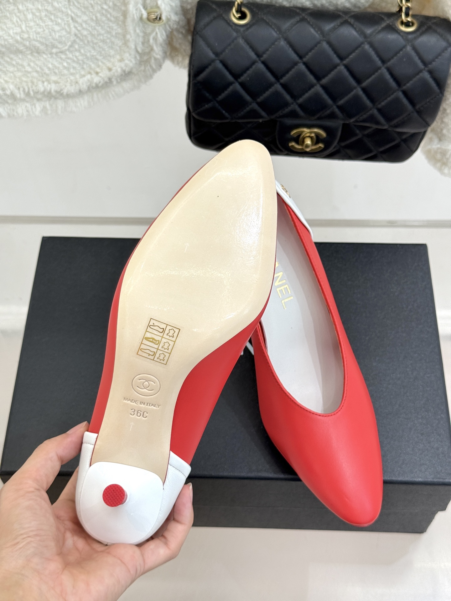 CHANE*|小香26A新品拼色 双C尖头高跟鞋 双C扣精致又夺目 经典米黑撞色设计 上脚秒变纤细漫画脚型 显瘦效果直接 CHANE*|小香26A新品拼色 双C尖头高跟鞋 双C扣精致又夺目 经典米黑撞色设计 上脚秒变纤细漫画脚型 显瘦效果直接
